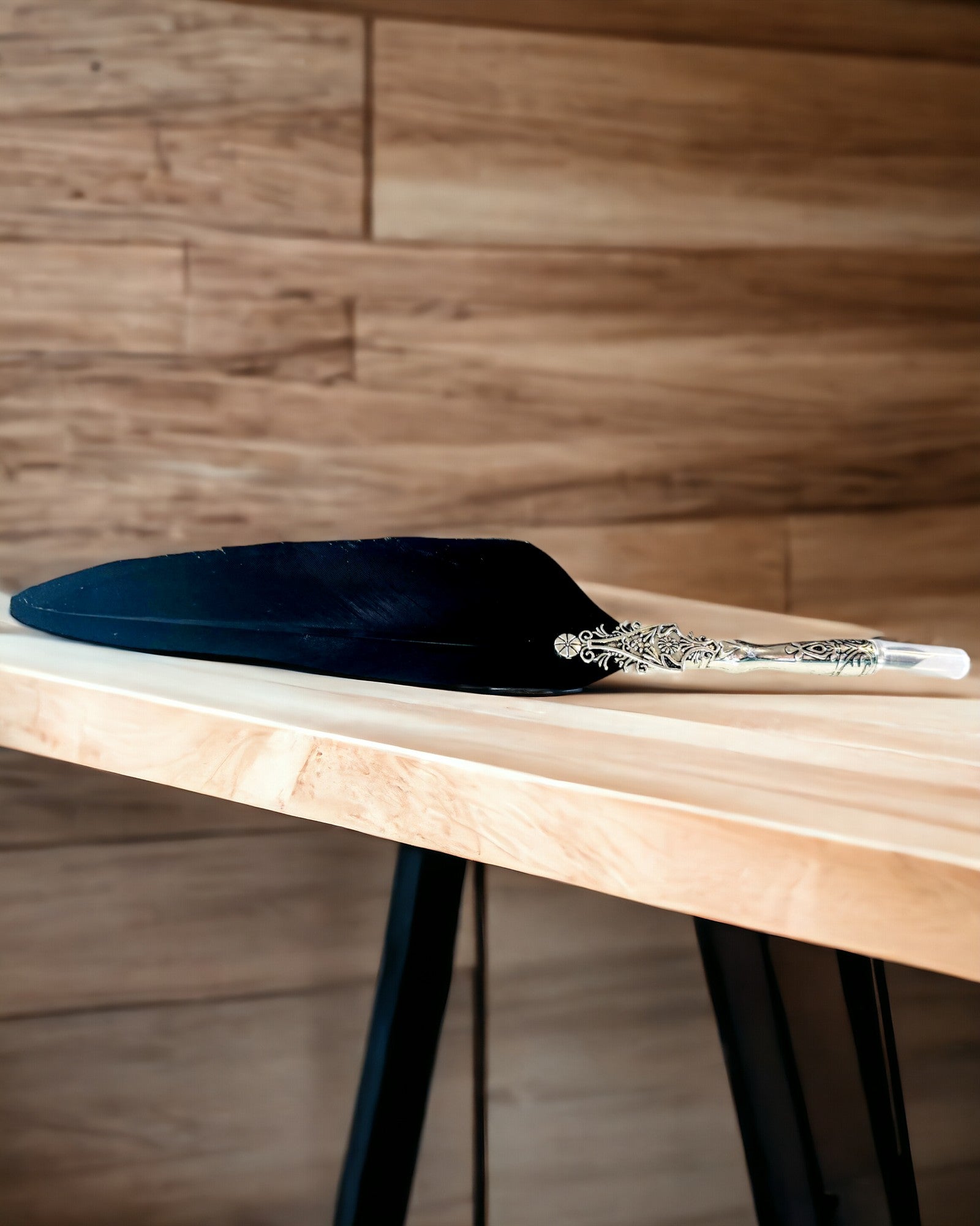 "Pióro do Kaligrafii Vintage z Naturalnym Gęsim Piórem – Idealny Prezent na Dzień Matki lub Nauczyciela. Grawer" în română este: "Stilou de Caligrafie Vintage cu Pană Naturală de Gâscă – Cadou Ideal pentru Ziua Mamei sau a Profesorului. Gravură".