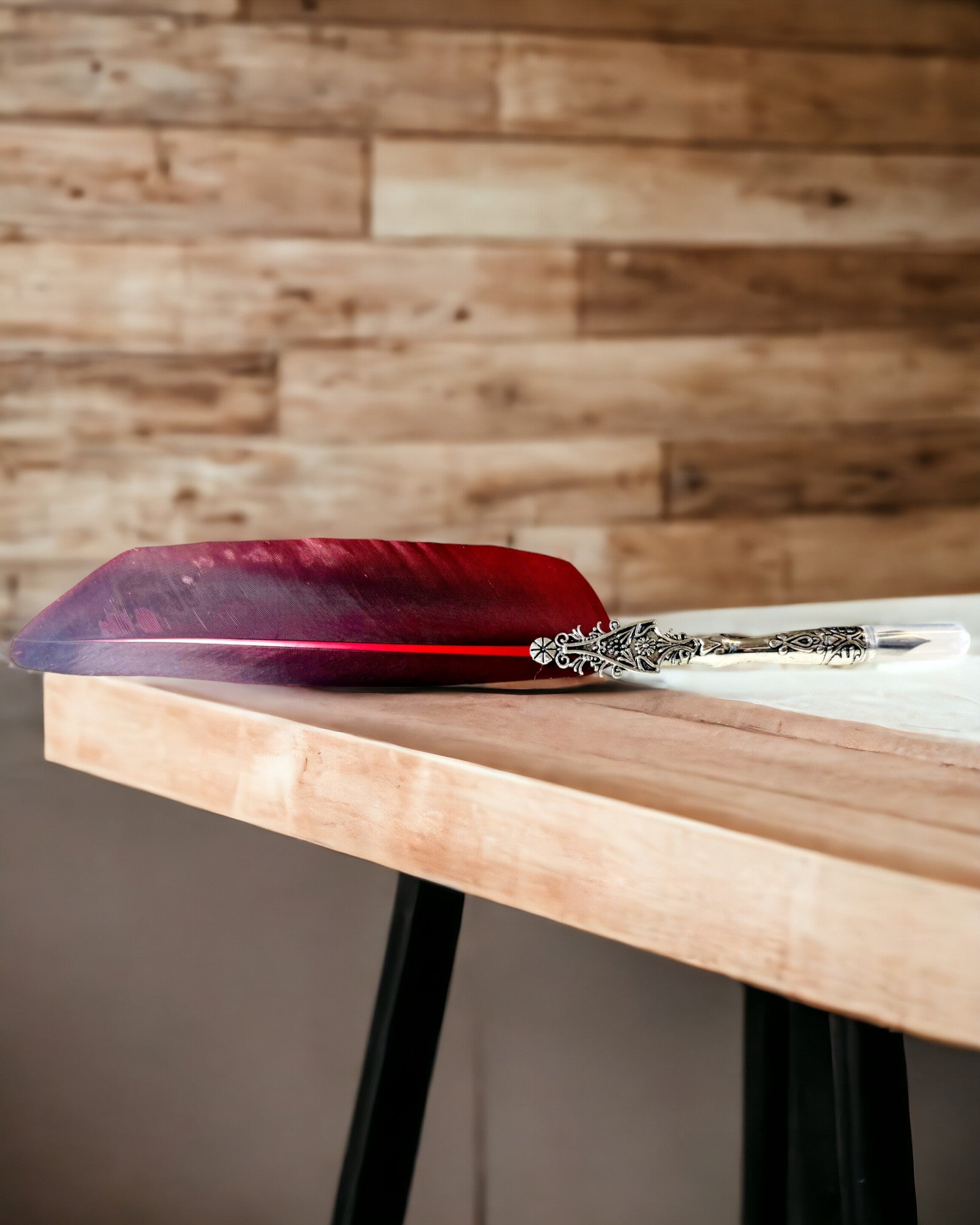 "Pióro do Kaligrafii Vintage z Naturalnym Gęsim Piórem – Idealny Prezent na Dzień Matki lub Nauczyciela. Grawer" în română este: "Stilou de Caligrafie Vintage cu Pană Naturală de Gâscă – Cadou Ideal pentru Ziua Mamei sau a Profesorului. Gravură".