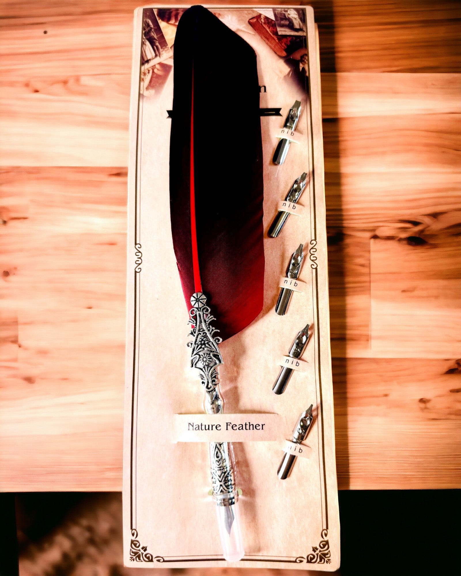 "Pióro do Kaligrafii Vintage z Naturalnym Gęsim Piórem – Idealny Prezent na Dzień Matki lub Nauczyciela. Grawer" în română este: "Stilou de Caligrafie Vintage cu Pană Naturală de Gâscă – Cadou Ideal pentru Ziua Mamei sau a Profesorului. Gravură".