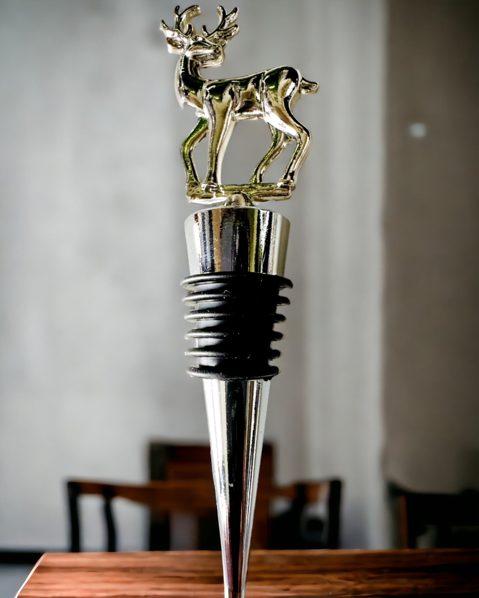 "Dop de Vin Metalic Exclusiv cu Cerb - Elegant și Funcțional, posibilitate de personalizare prin gravură"