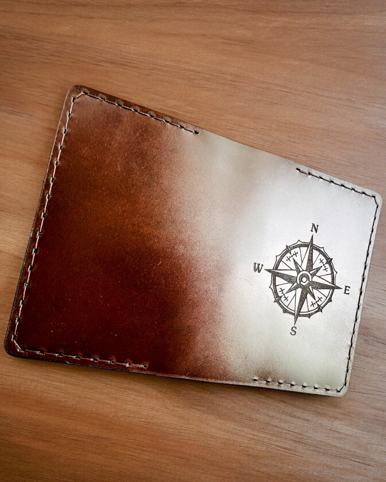 Etui „Călătorului” - Ambalaj din piele pentru pașaport, personalizare cu gravură - 2 variante de culoare