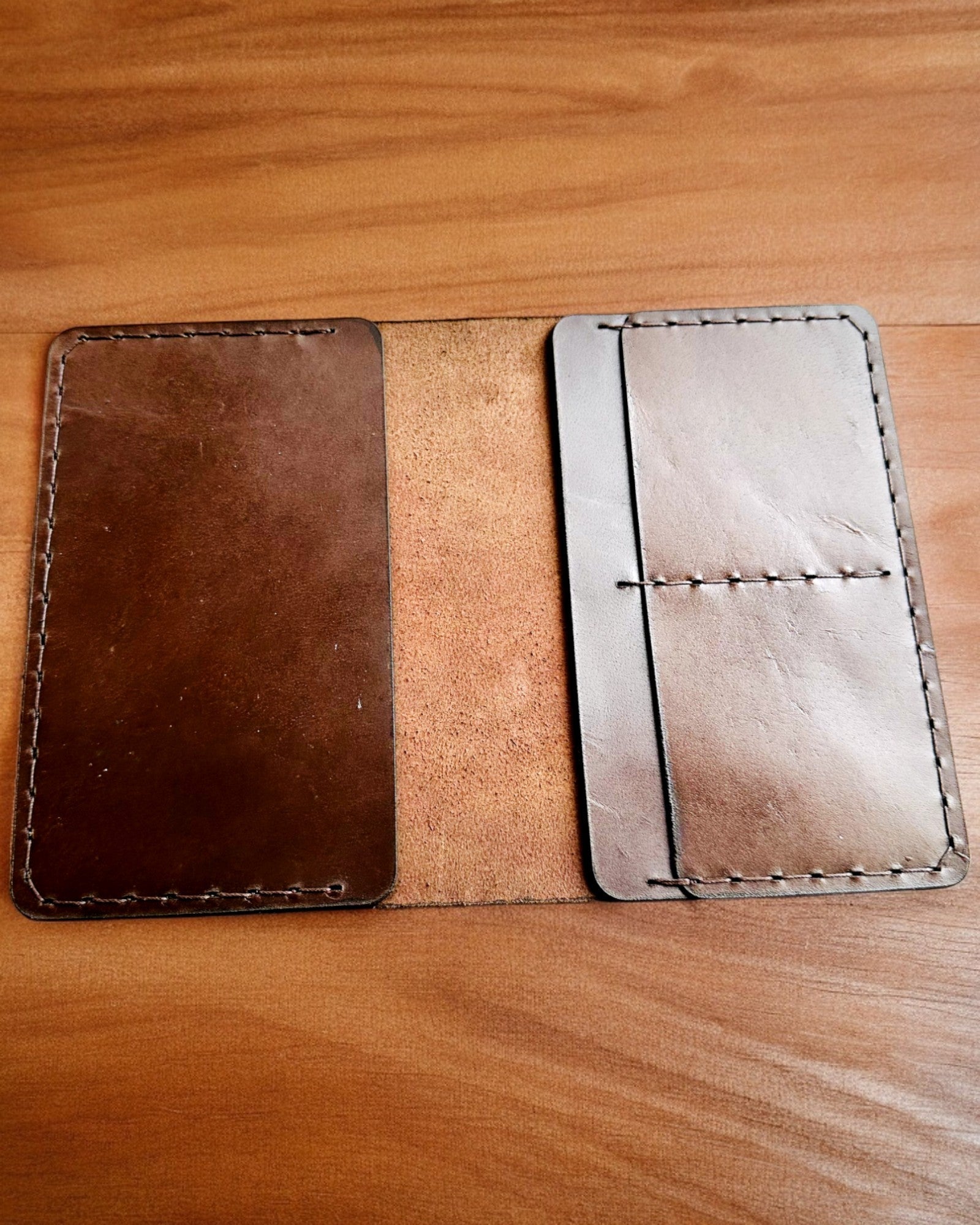 Etui „Călătorului” - Ambalaj din piele pentru pașaport, personalizare cu gravură - 2 variante de culoare