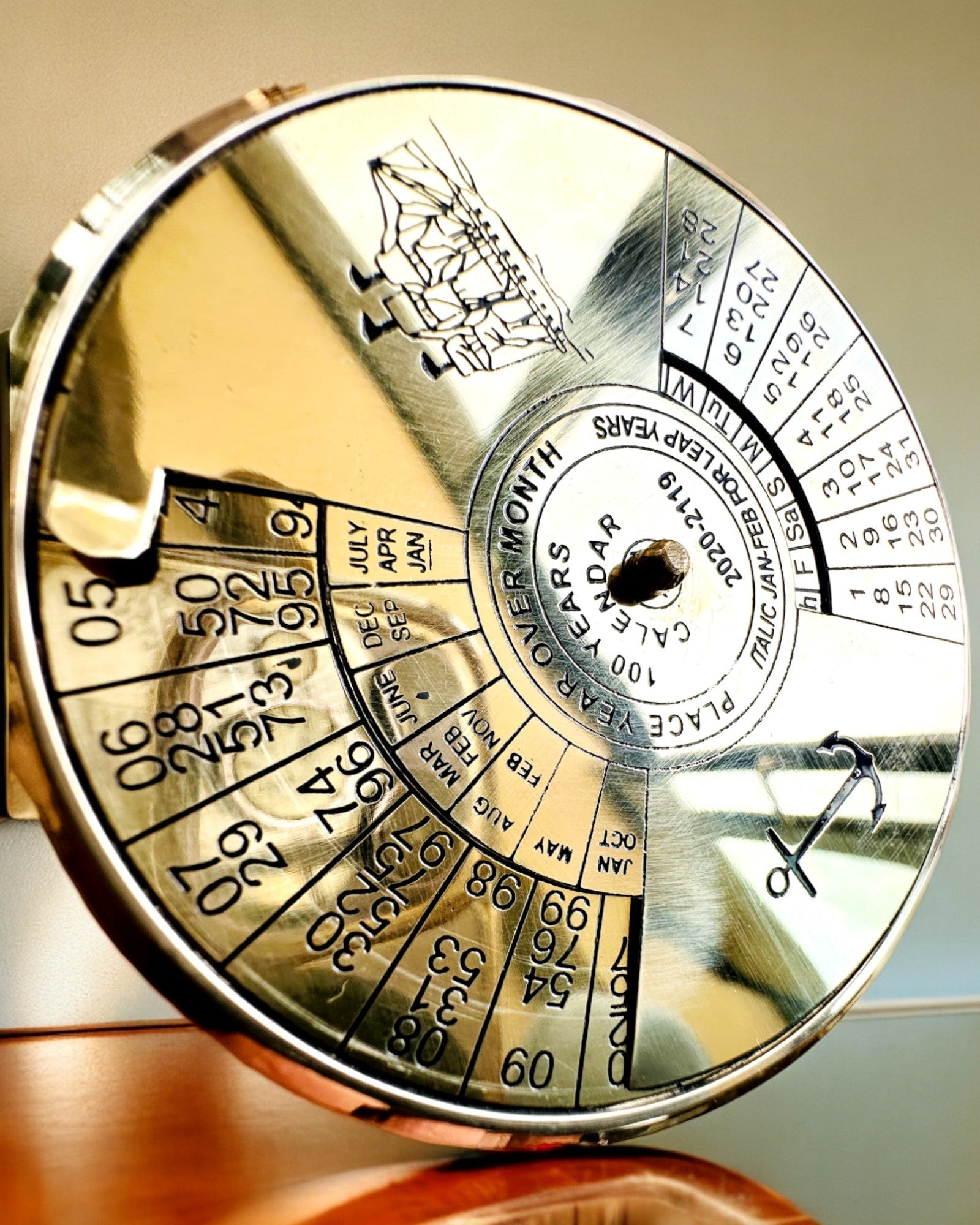 Kalendarium Wieczności Morski Żagiel – Mosiężny Kalendarz 100-letni - możliwy grawer na prezent