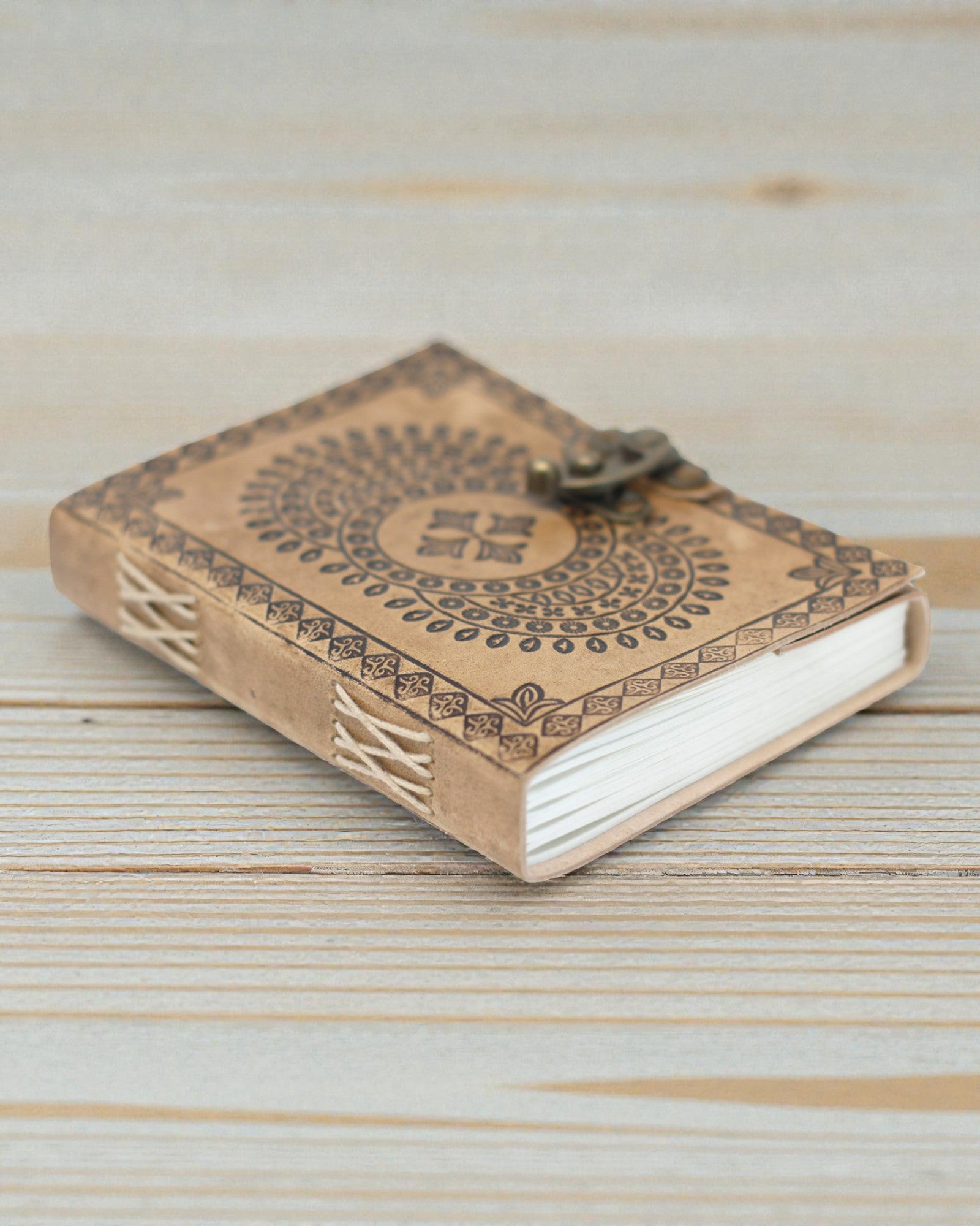 Mandala Harmonia – Caiet din piele cu mandală imprimată în relief