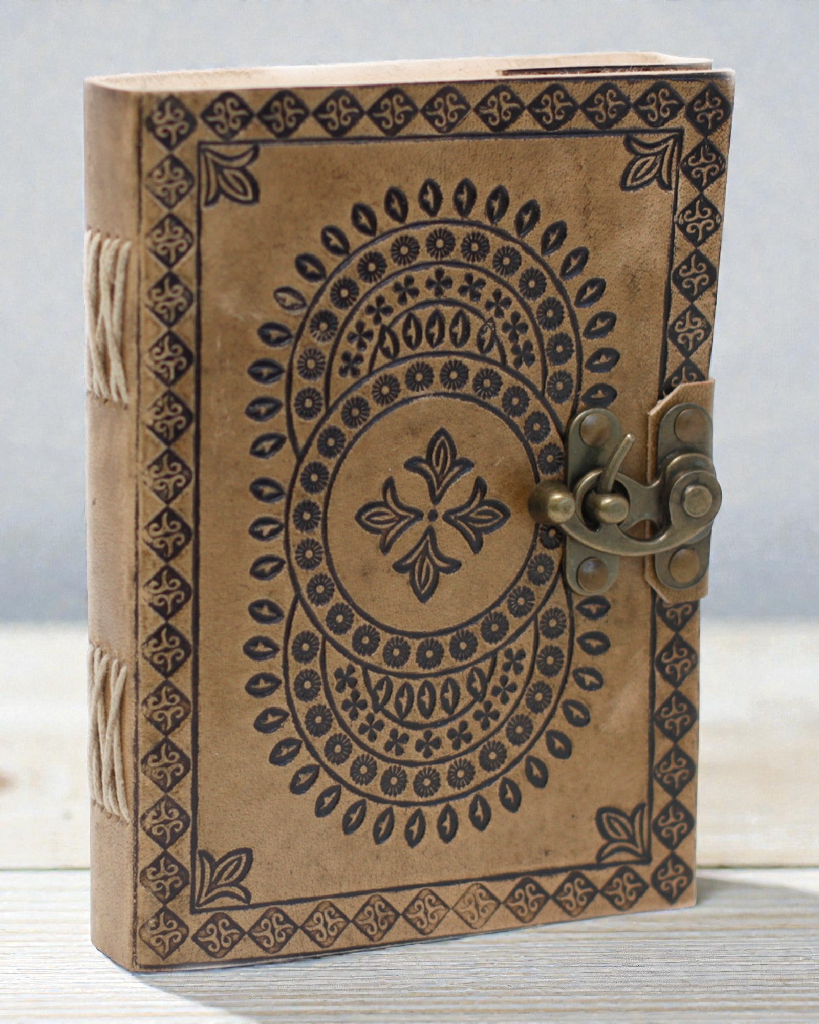 Mandala Harmonia – Caiet din piele cu mandală imprimată în relief