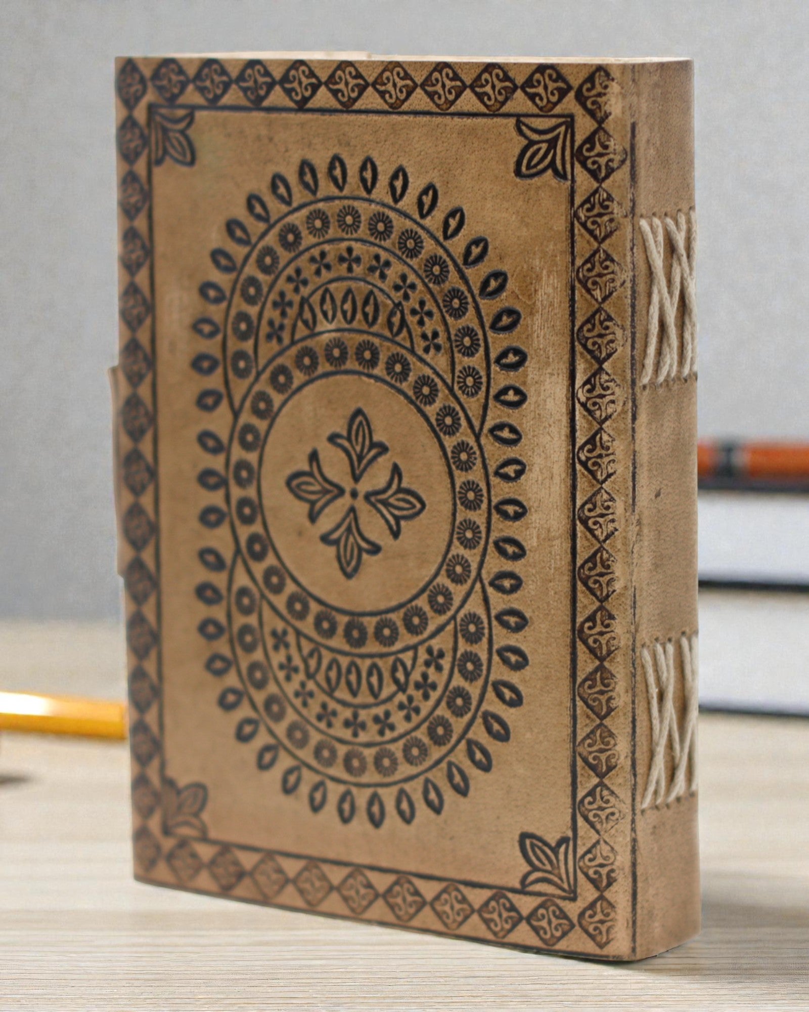 Mandala Harmonia – Caiet din piele cu mandală imprimată în relief