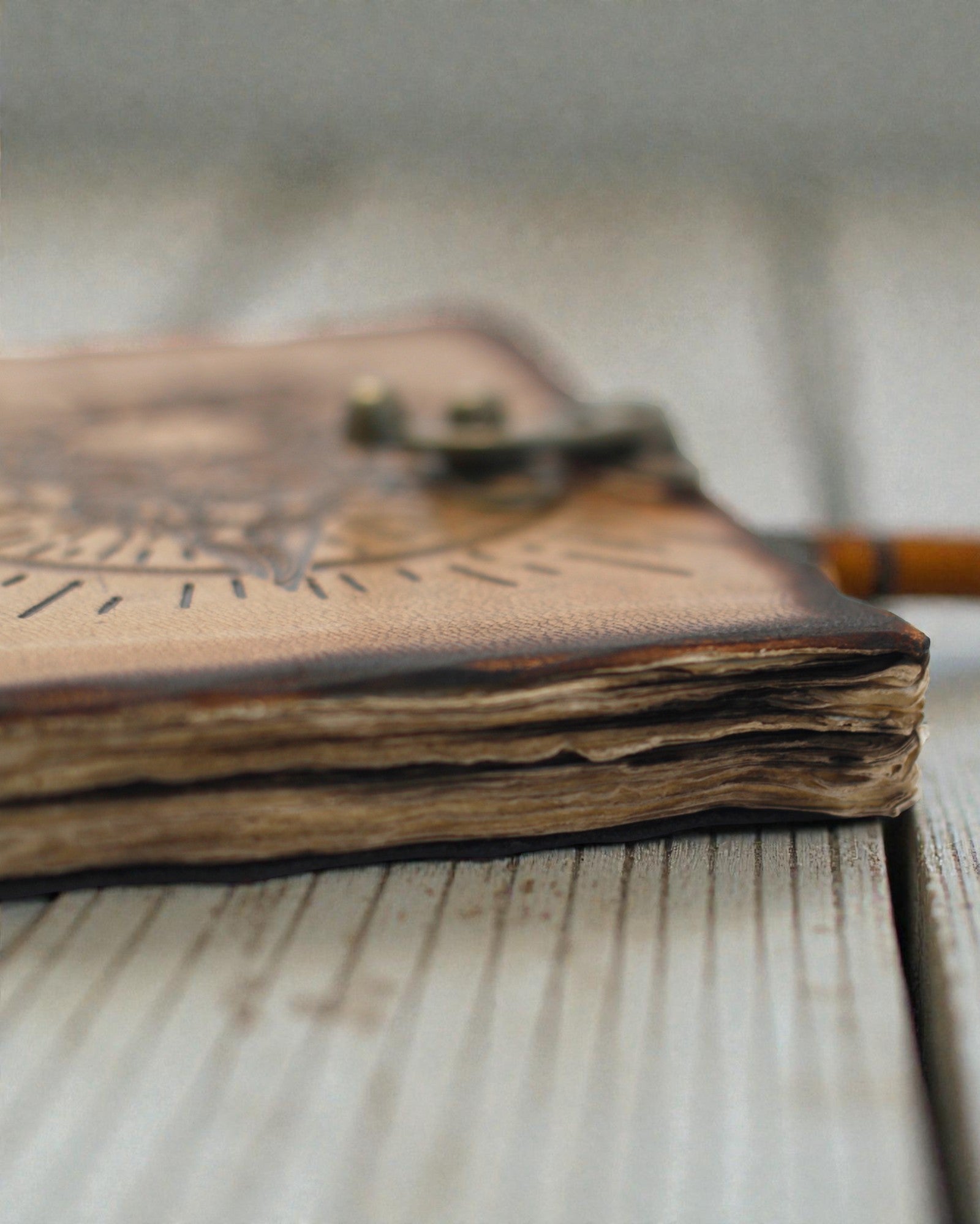 Noctis Sigil – Skórzany Notatnik Pentagram i Czaszka