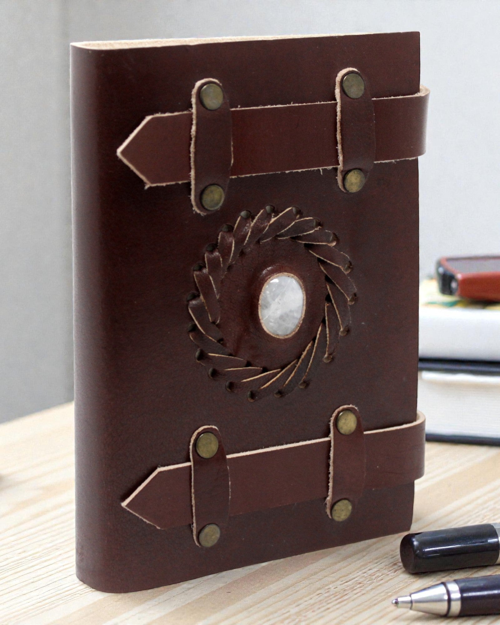 Caiet de notițe din piele „Piatra de lună” Luna cu curea – 15 × 10 cm