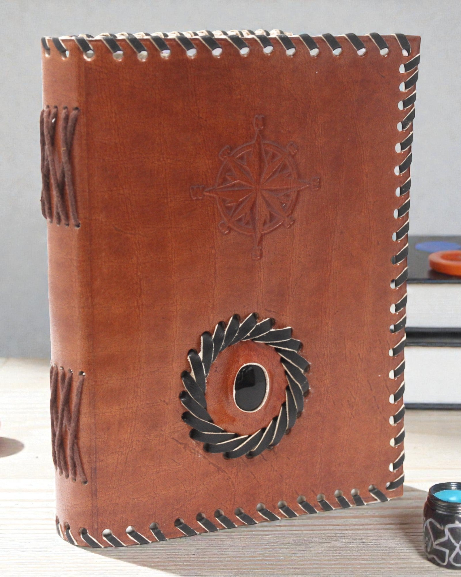 Navigator Onyx – Caiet din piele cu accent de onix negru și busolă