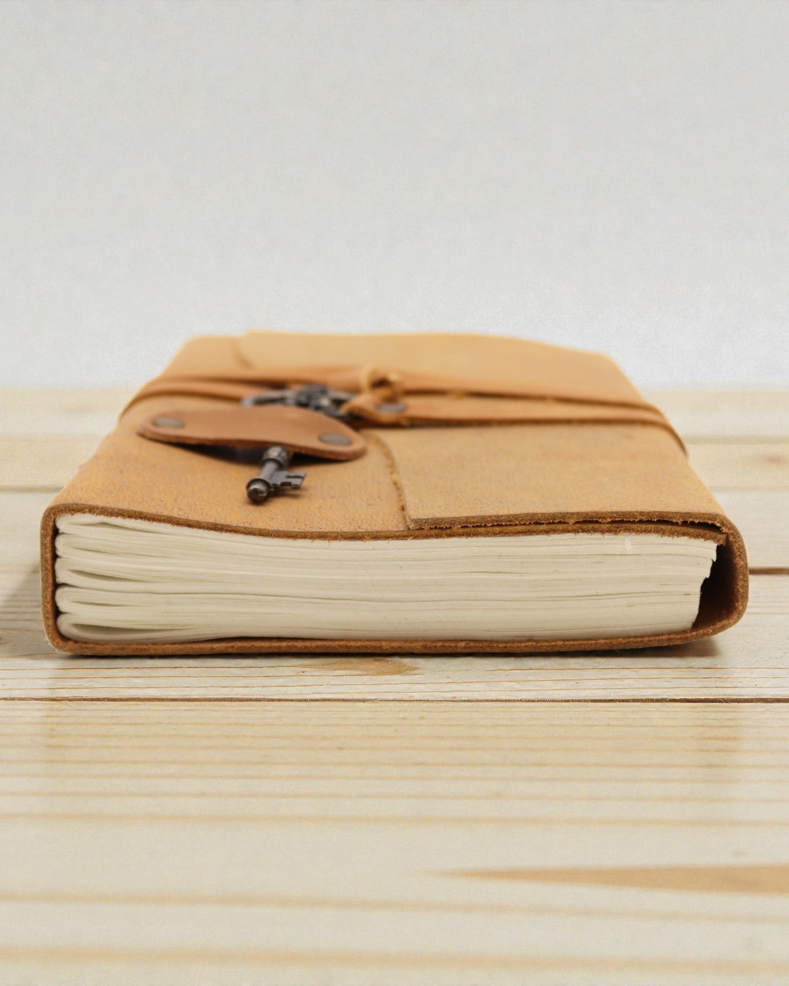 Carnet de notițe din piele deschisă la culoare, uleiată, cu cheie Solis – jurnal de epocă 13 × 18 cm