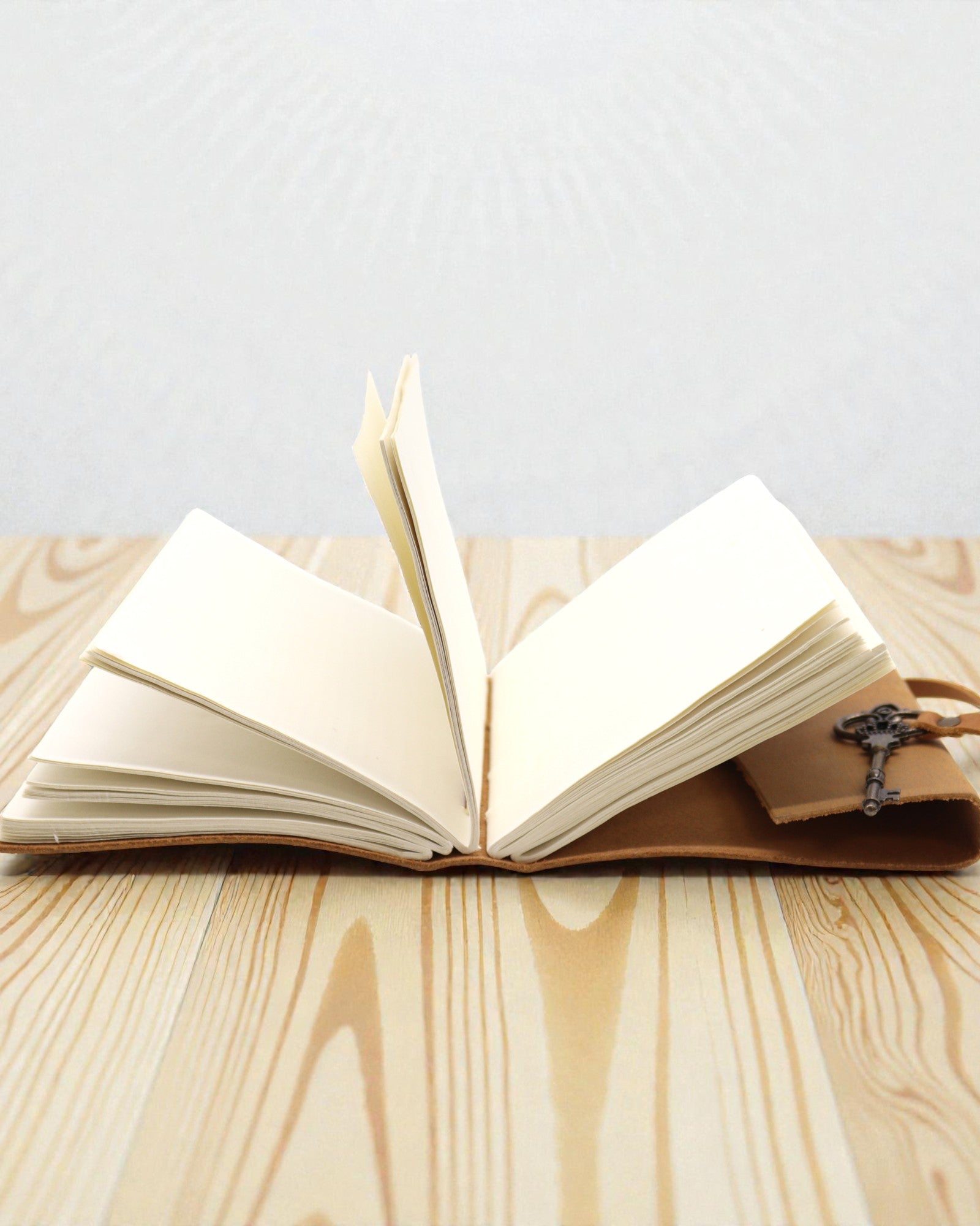 Carnet de notițe din piele deschisă la culoare, uleiată, cu cheie Solis – jurnal de epocă 13 × 18 cm