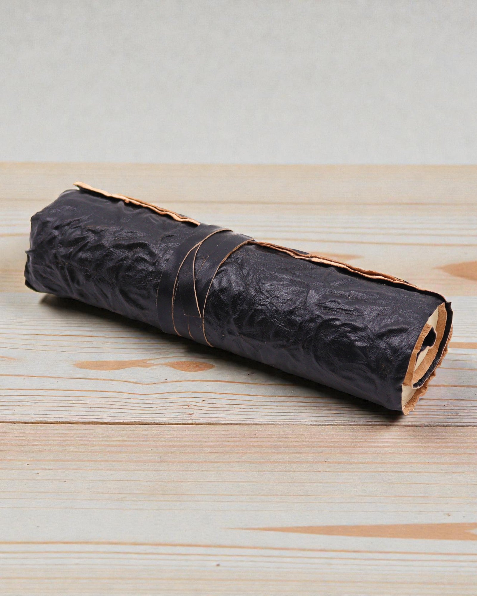 Jurnal de călătorie Nomad din piele, rulabil, negru – 21 × 15 cm