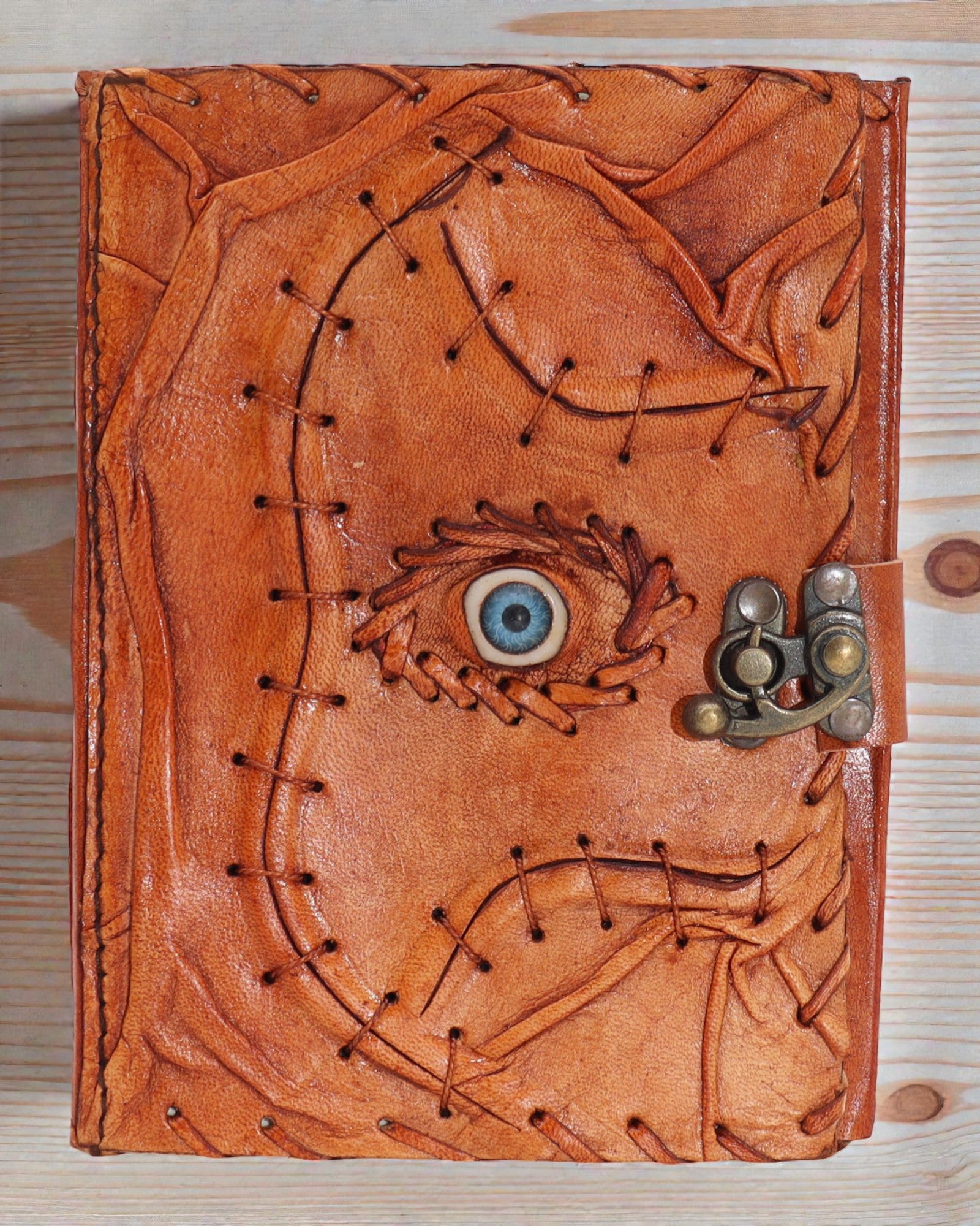 Oculus Noctis – Skórzany Notatnik Złego Oka z Metalowym Zapięciem