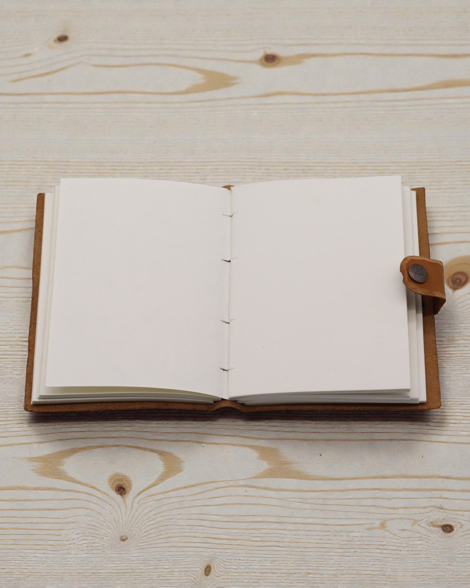 Carnet din piele cu flori în relief – maro (17,8 x 12,7 cm)