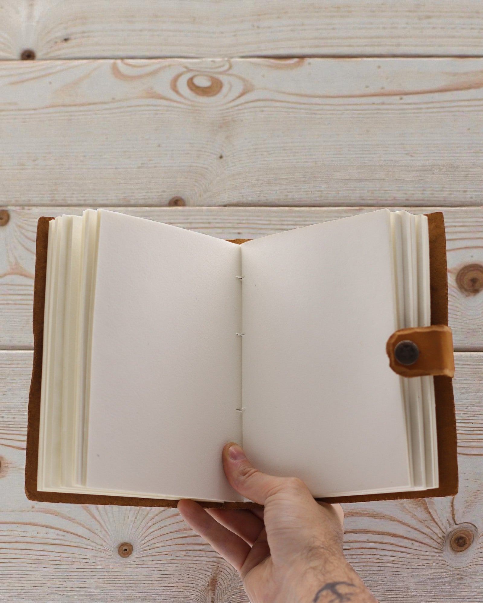 Carnet din piele cu flori în relief – maro (17,8 x 12,7 cm)