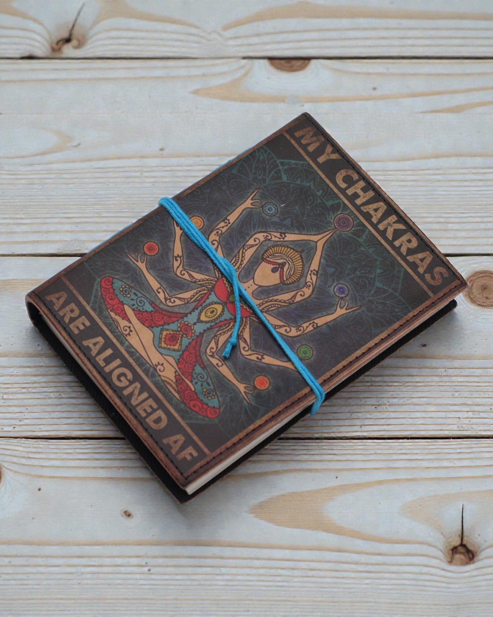 Caiet din piele cu imprimeu – Ceacrele mele sunt aliniate ca naiba - 17.8×12.7 cm