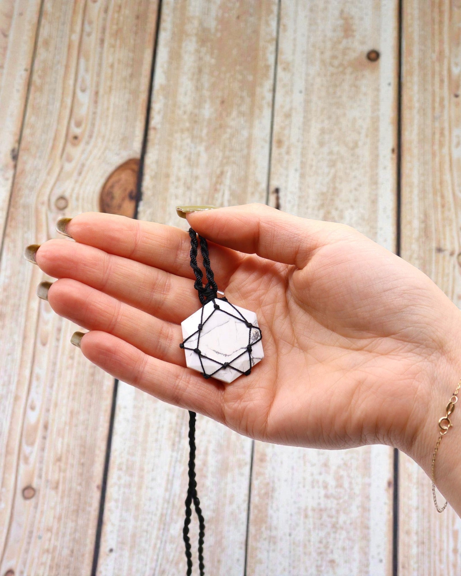 Biała Równowaga – Naszyjnik Makrama z Białym Howlitem