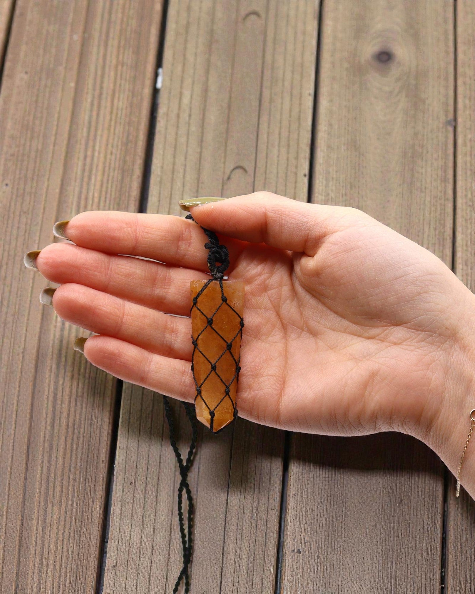 Impuls auriu – Colier macramé cu cuarț auriu în formă de vârf