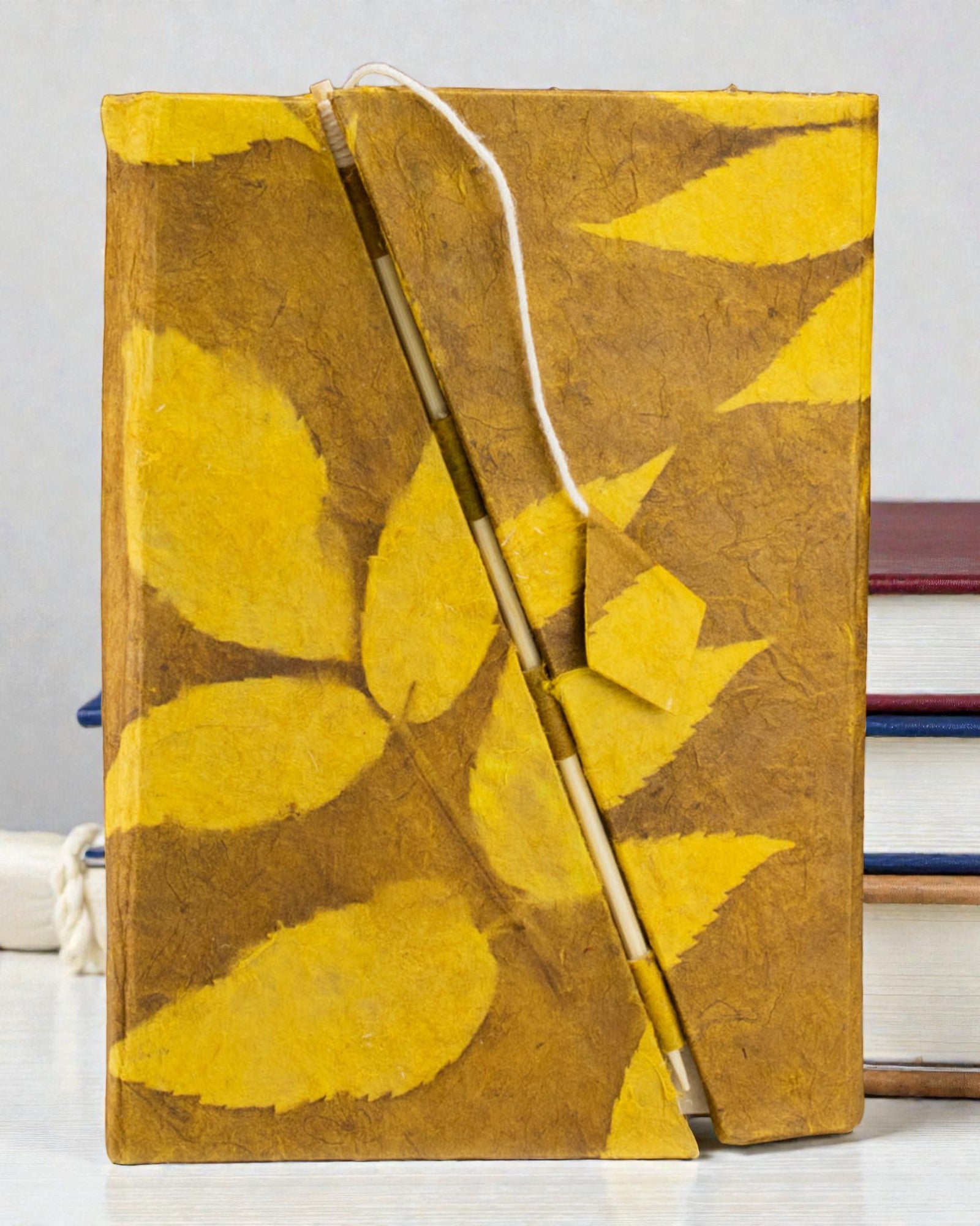 Notatnik Lokta cu model floral îndrăzneț și închidere din bambus – Mediu (15x12cm) – 45 de file – Brun muștar