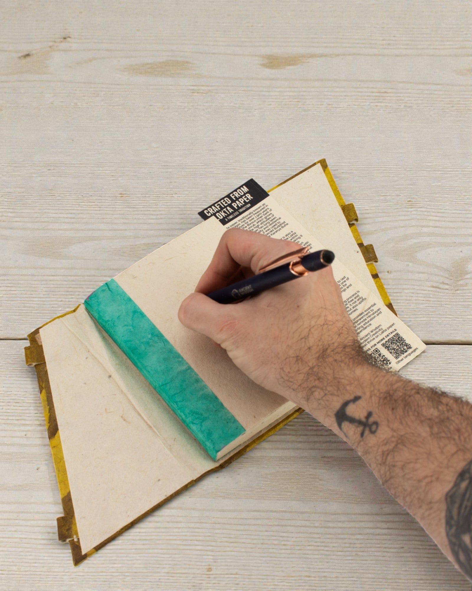 Notatnik Lokta cu model floral îndrăzneț și închidere din bambus – Mediu (15x12cm) – 45 de file – Brun muștar