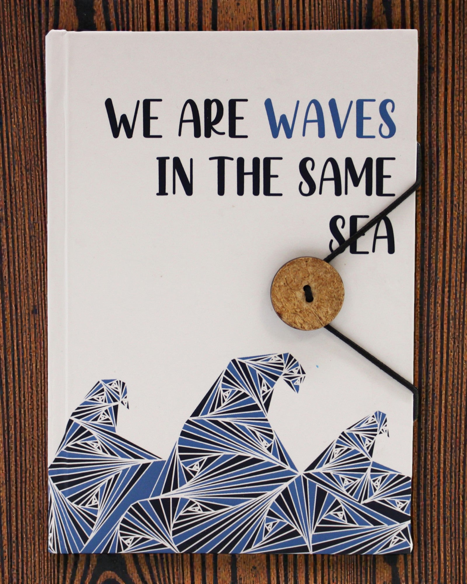 Waves Together – caiet mic de notițe cu curelușă și nasture de cocos 18 × 12,5 cm, 200 pagini