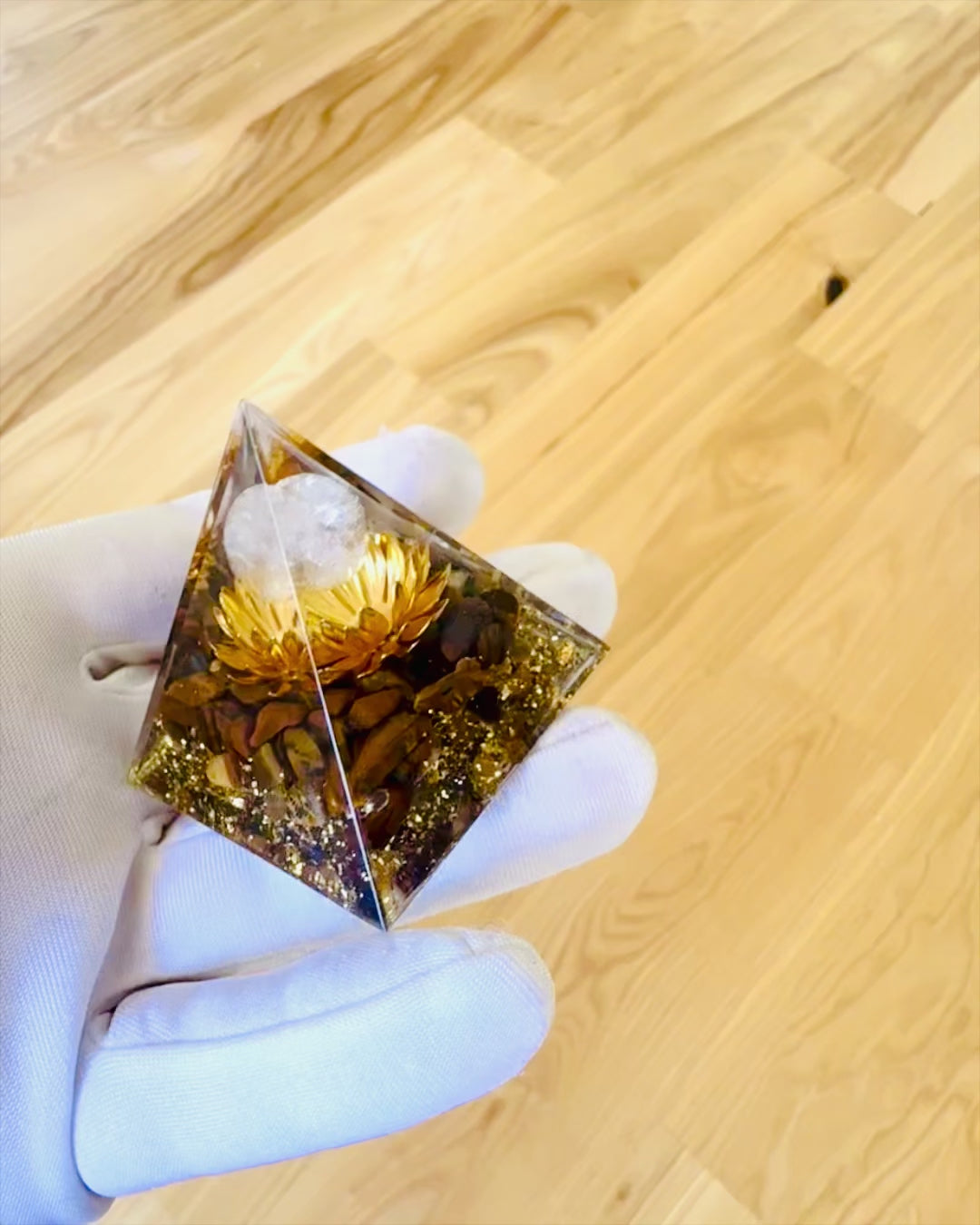 Piramida de Cristal Prosperitate a Fericitei Sfere de Cristal, Piatra Ochiului de Tigru, Lotus de Cupru