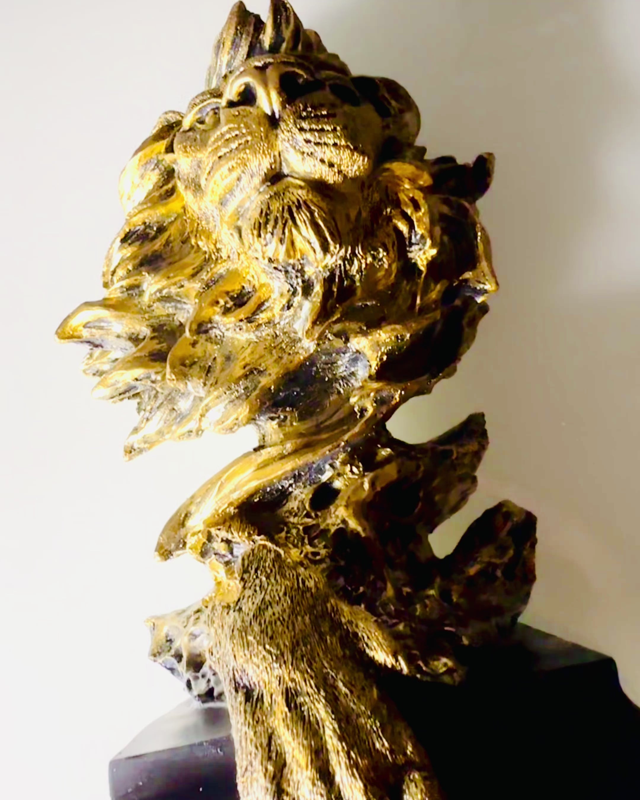 Leul Regal - Figură Decorativă Majestică cu Posibilitate de Gravare, 2 variante de culori disponibile, pentru cadou