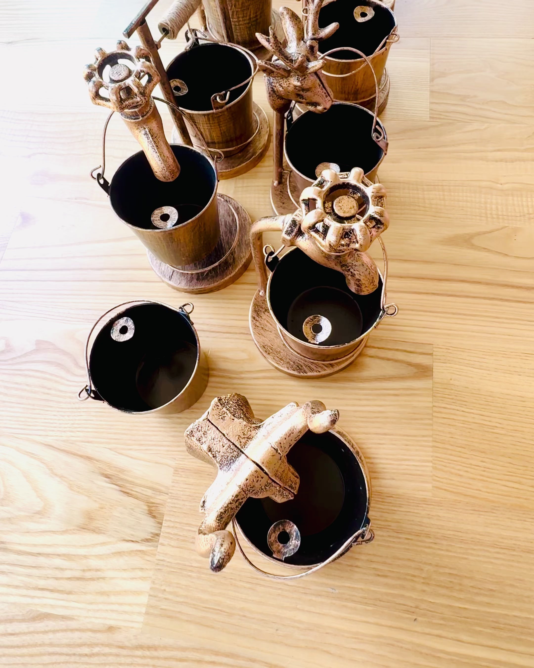 Scrumieră Metalică Elegantă "Rustic Charm" cu înălțimea de 19-23 cm, 8 variante disponibile, gravură la cerere