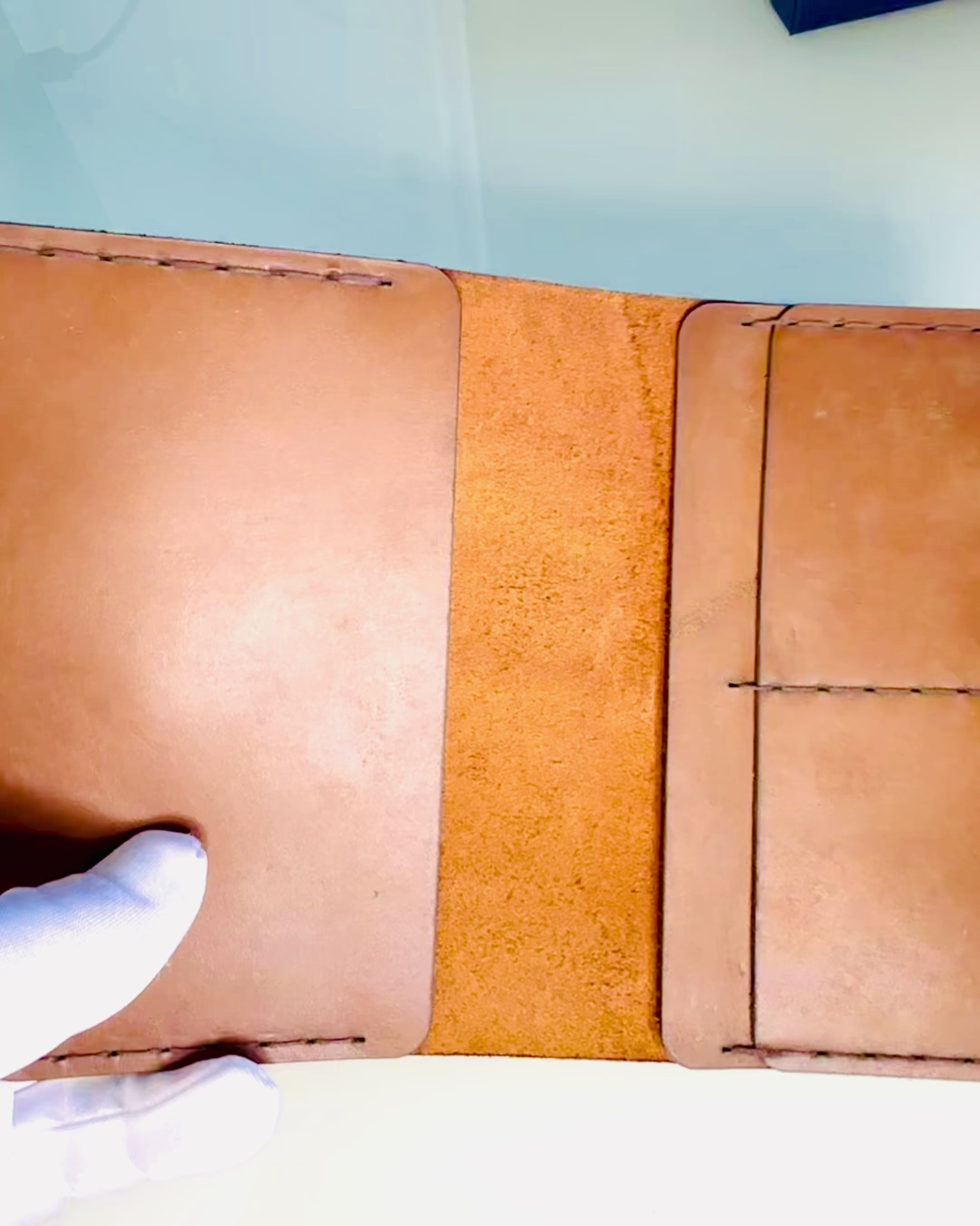 Etui „Călătorului” - Ambalaj din piele pentru pașaport, personalizare cu gravură - 2 variante de culoare