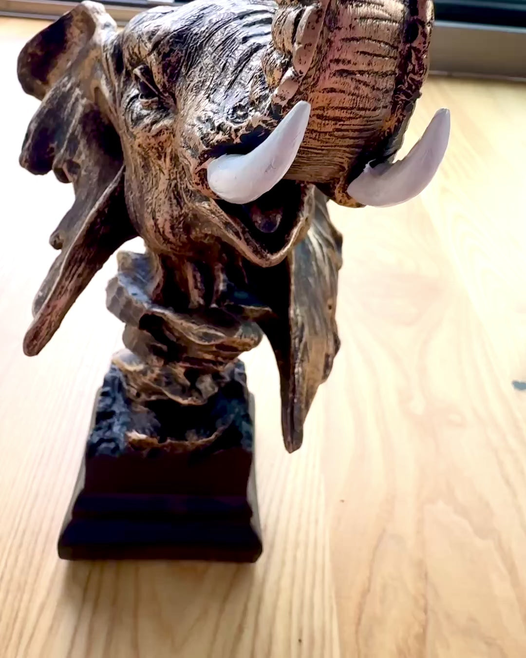 Statuetă Decorativă "Mândria Savanei" – Figurină Cap de Elefant cu posibilitate de gravare, pentru cadou