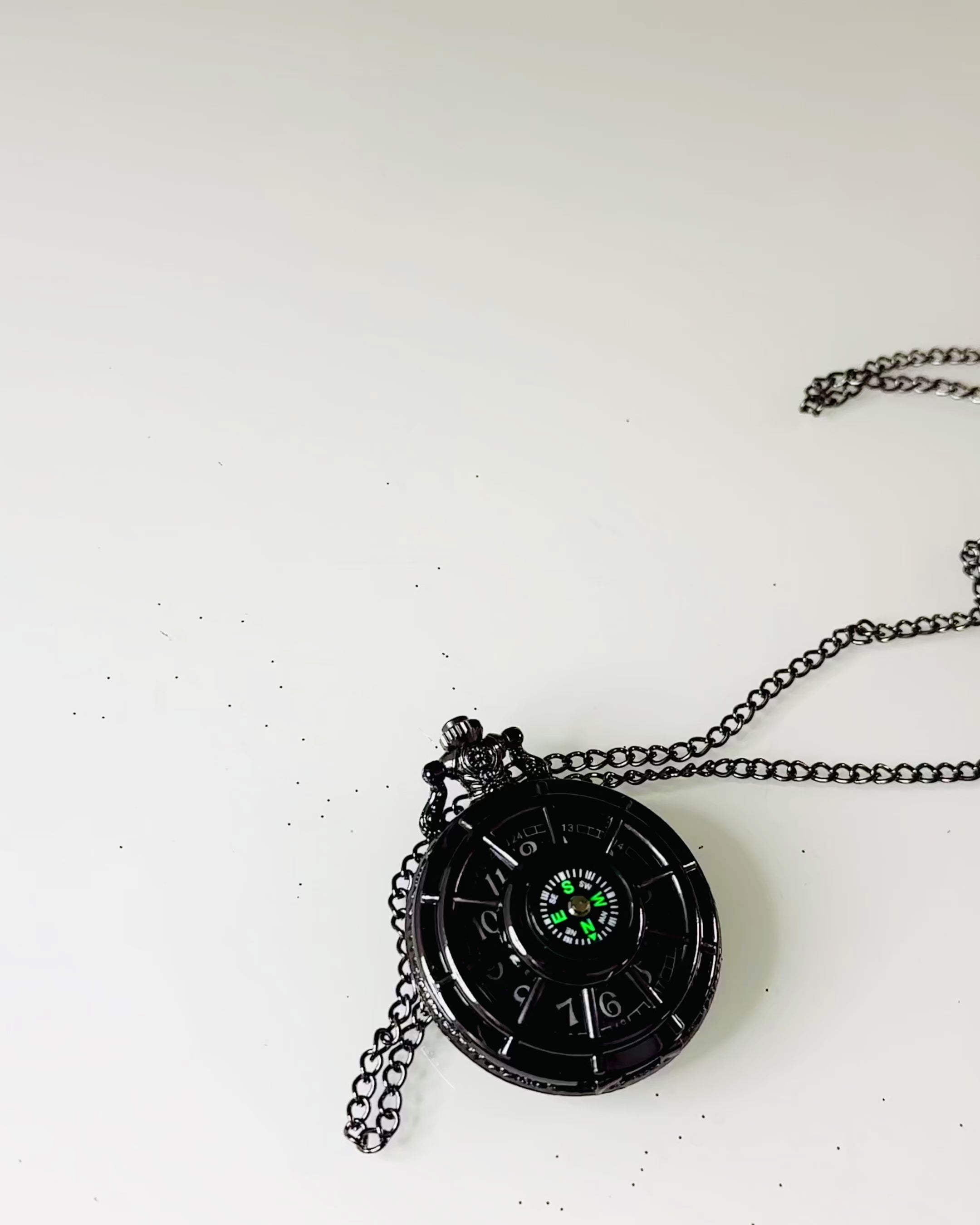 Ceas de buzunar cu busolă – Pandantiv elegant în stil vintage cu schelet scobit și cadran negru, personalizare cu gravură