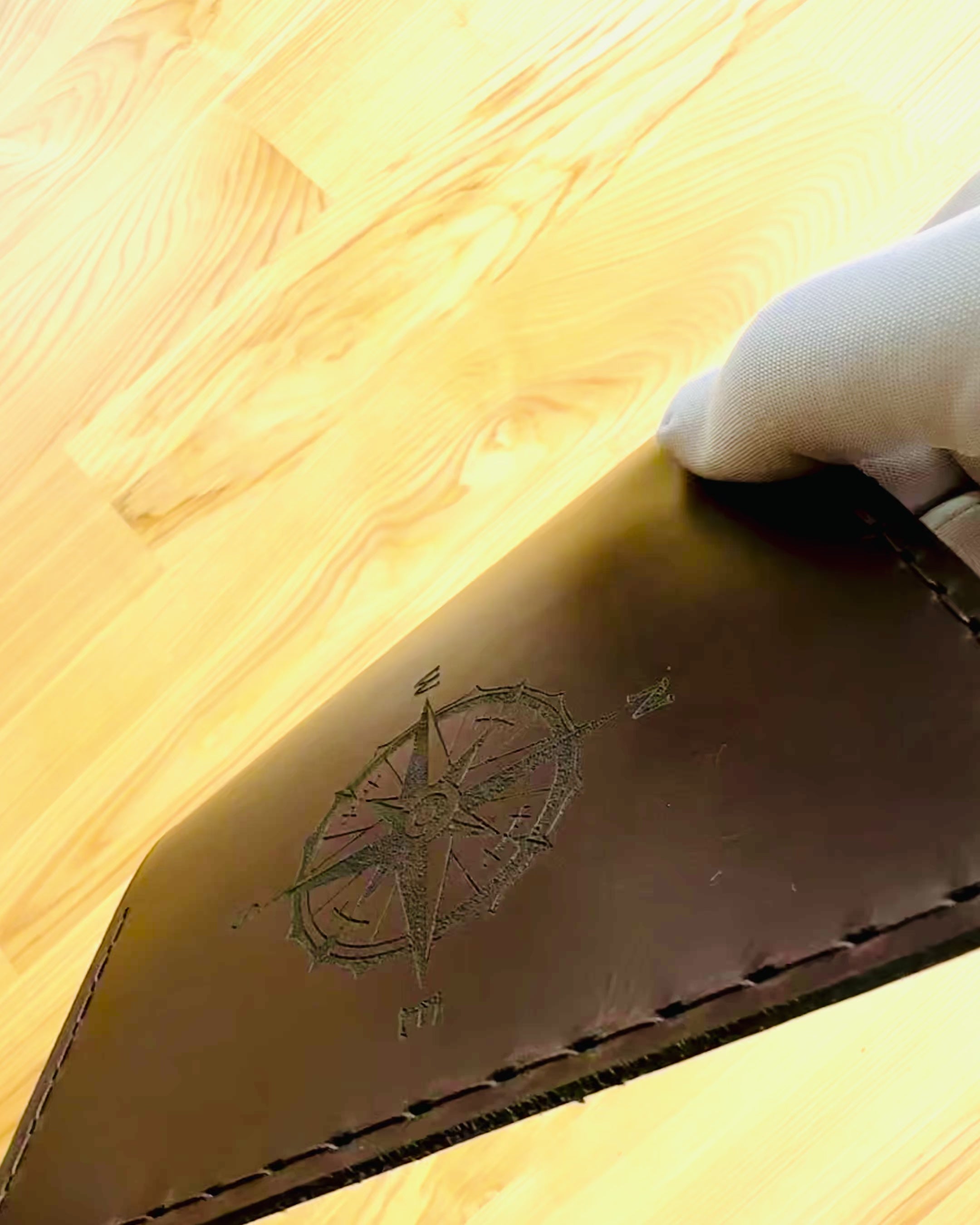 Etui „Călătorului” - Ambalaj din piele pentru pașaport, personalizare cu gravură - 2 variante de culoare