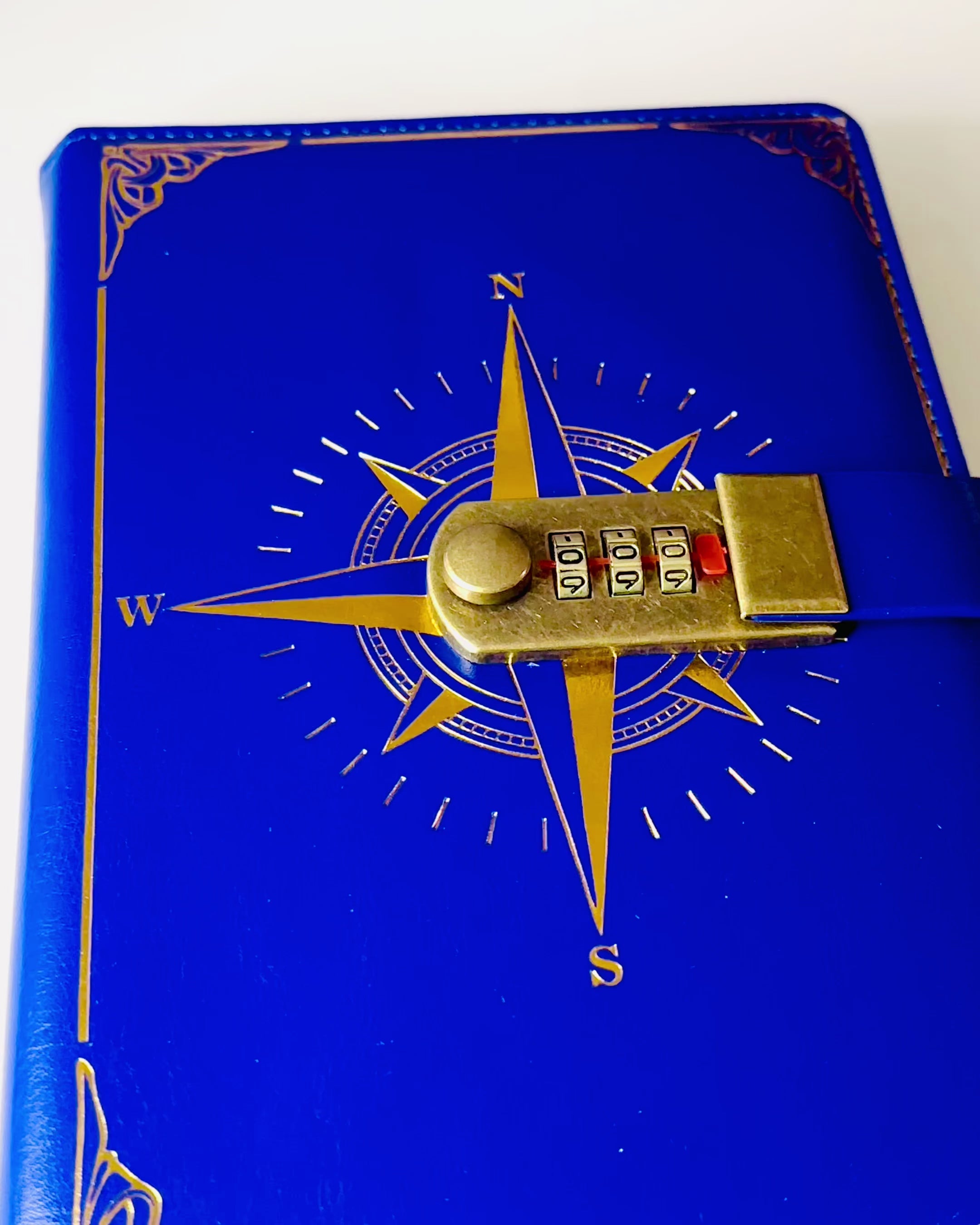 Notatnik Premium cu Lacăt cu Cod A5 - Stil Vintage cu Busolă, Design Japonez, Articole de Papetărie pentru Studenți și Afaceri. Personalizare cu Gravură