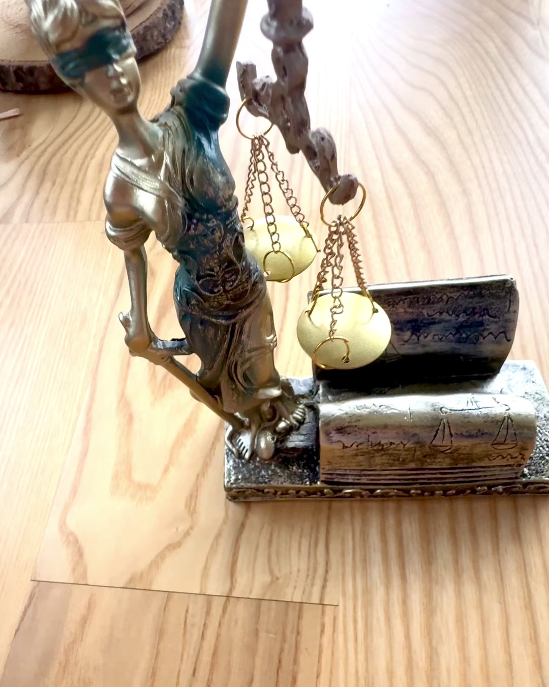 Statuetka "Justicia 2" - Bogini Sprawiedliwości – Artystyczna Dekoracja na Półkę, Rzemiosło z Żywicy, personalizacja grawerem
