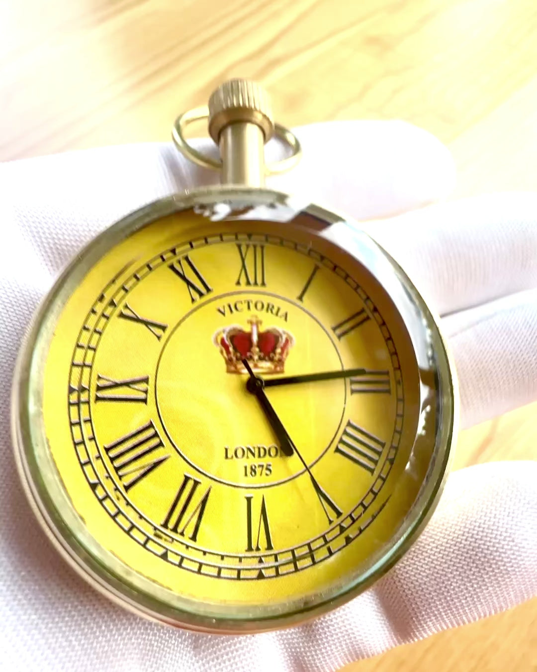 Ceas de buzunar „Victoria Crown” – din alamă, realizat manual în India, 5 cm lățime, mecanism japonez, posibilitate de personalizare cu gravură pentru cadou