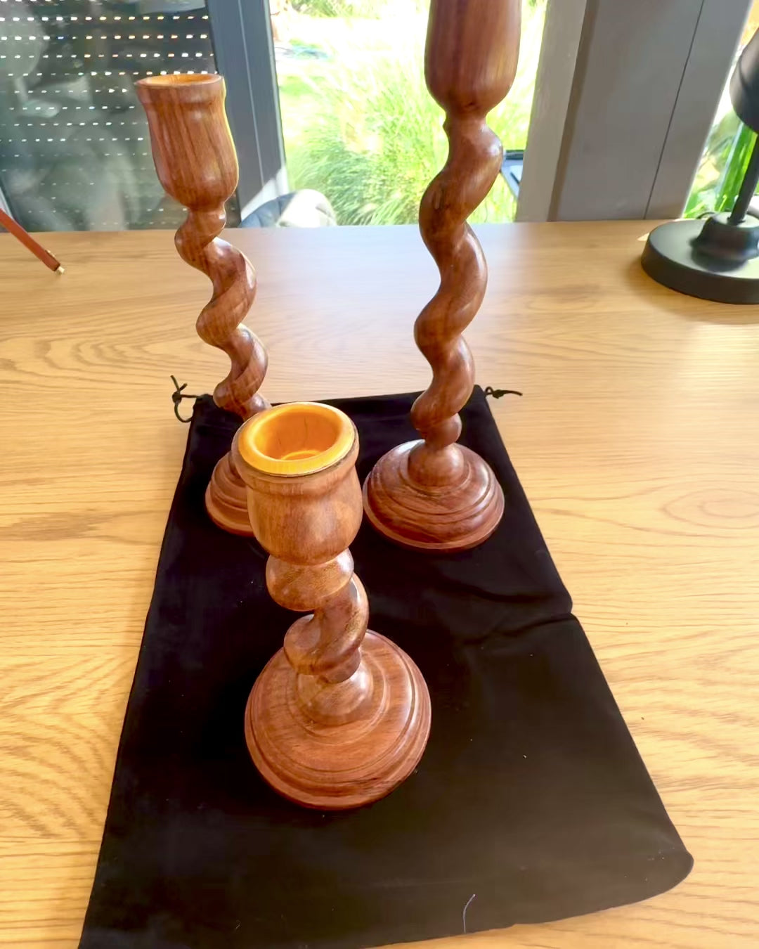 Zestaw 3 świeczników „Spiralne Światło” 25 cm wysokości, możliwość personalizacji grawerem na prezent