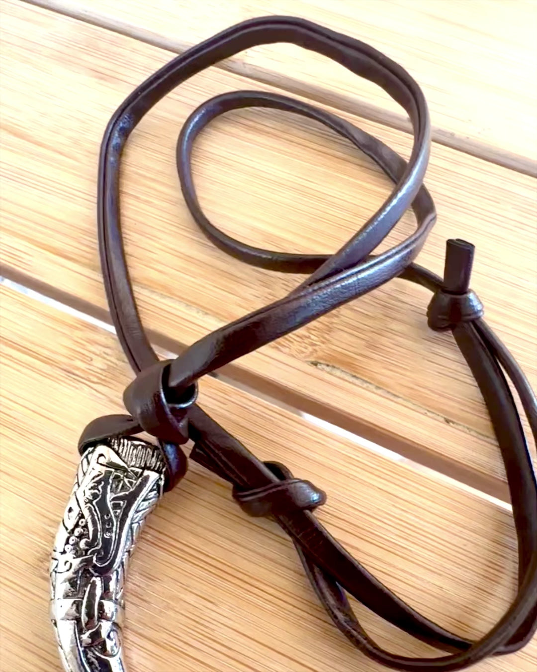 Colț de Lup din oțel inoxidabil – Amuletul Curajului, colier cu posibilitate de personalizare prin gravură pentru cadou