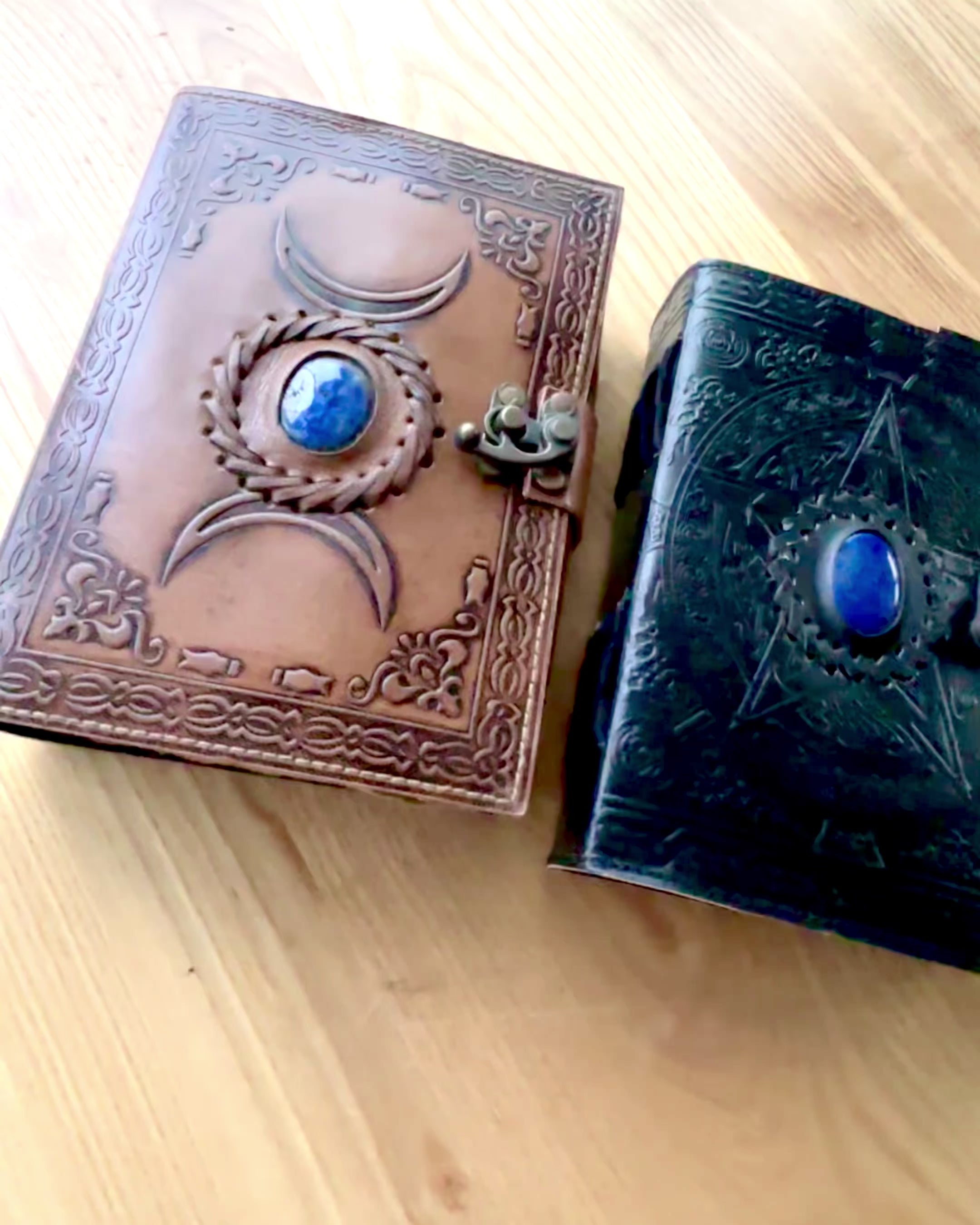 Jurnal Premium, Model Antic, Caiet din Piele „Cronica Magică” 200 de pagini, 2 variante disponibile, personalizare cu gravură