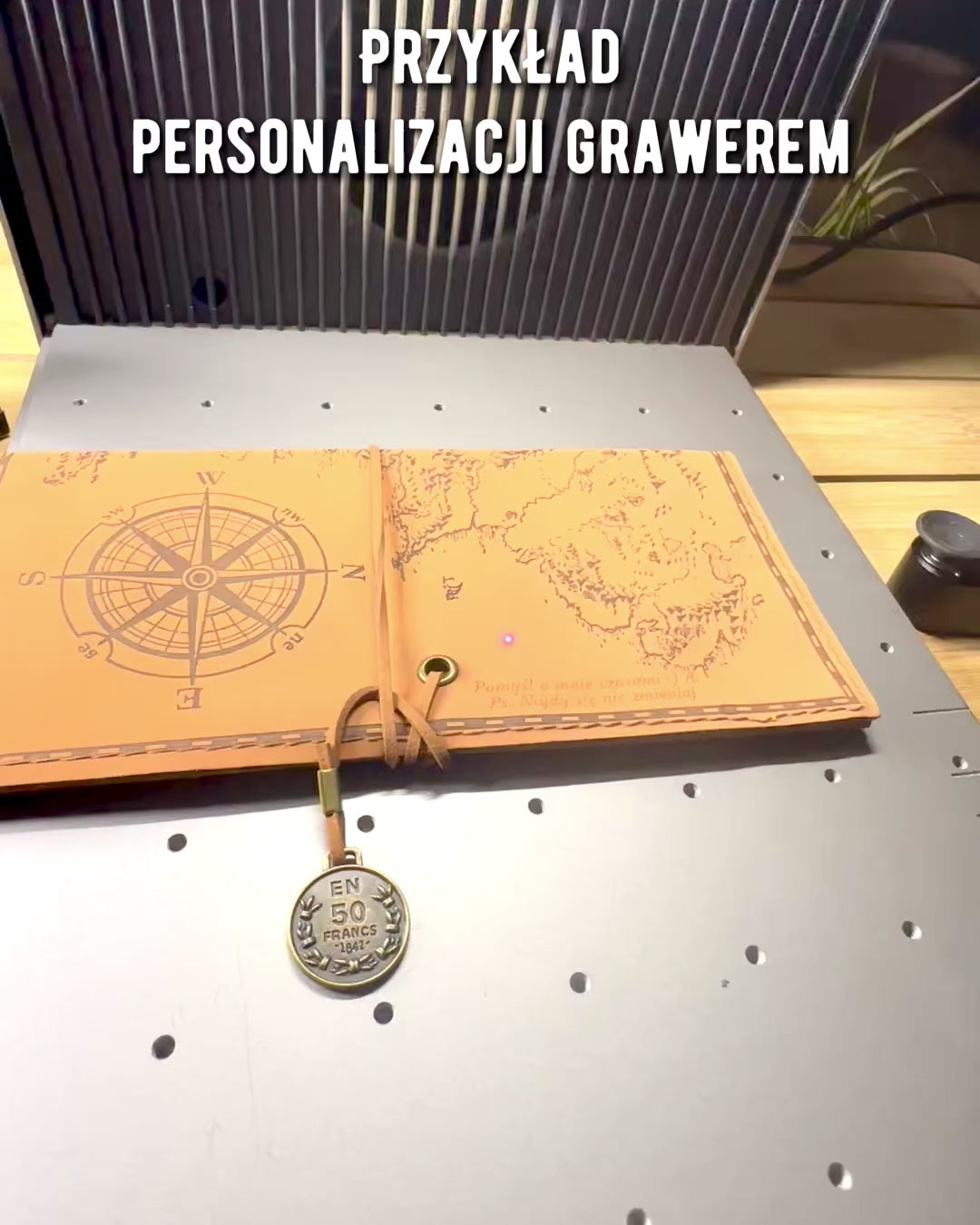 Retro maro deschis - penar mat din piele în stil de călător cu hartă a lumii – practic și spațios. Personalizare cu gravură.