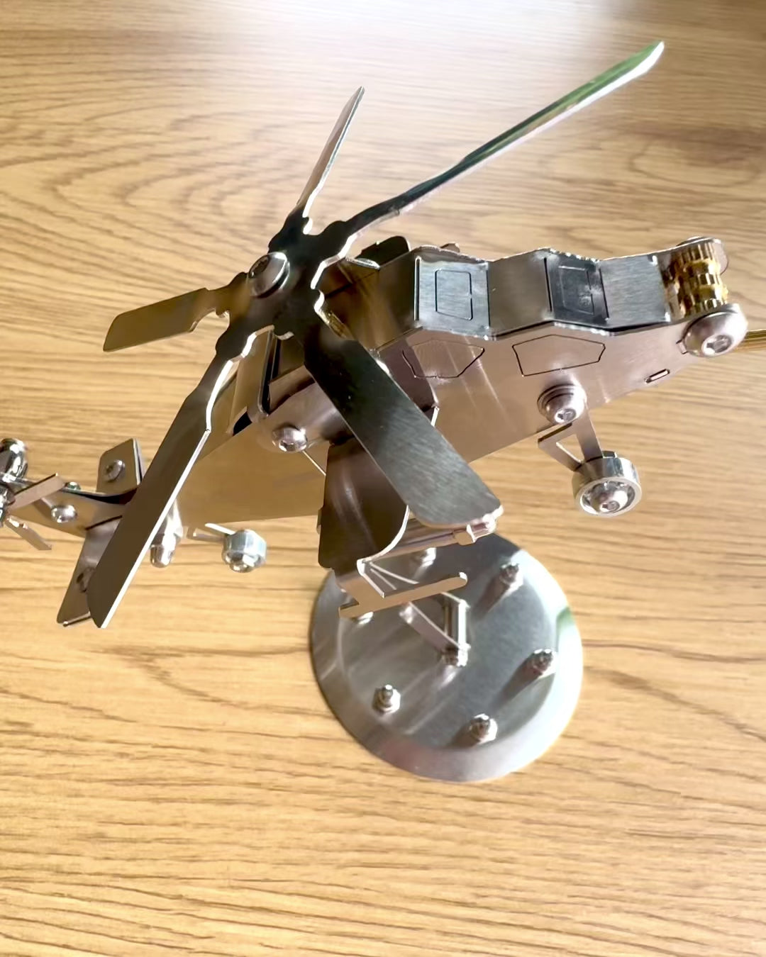 Model Metalic de Elicopter „SkyRider” – Suport Birou Reglabil cu personalizare gravură pentru cadou