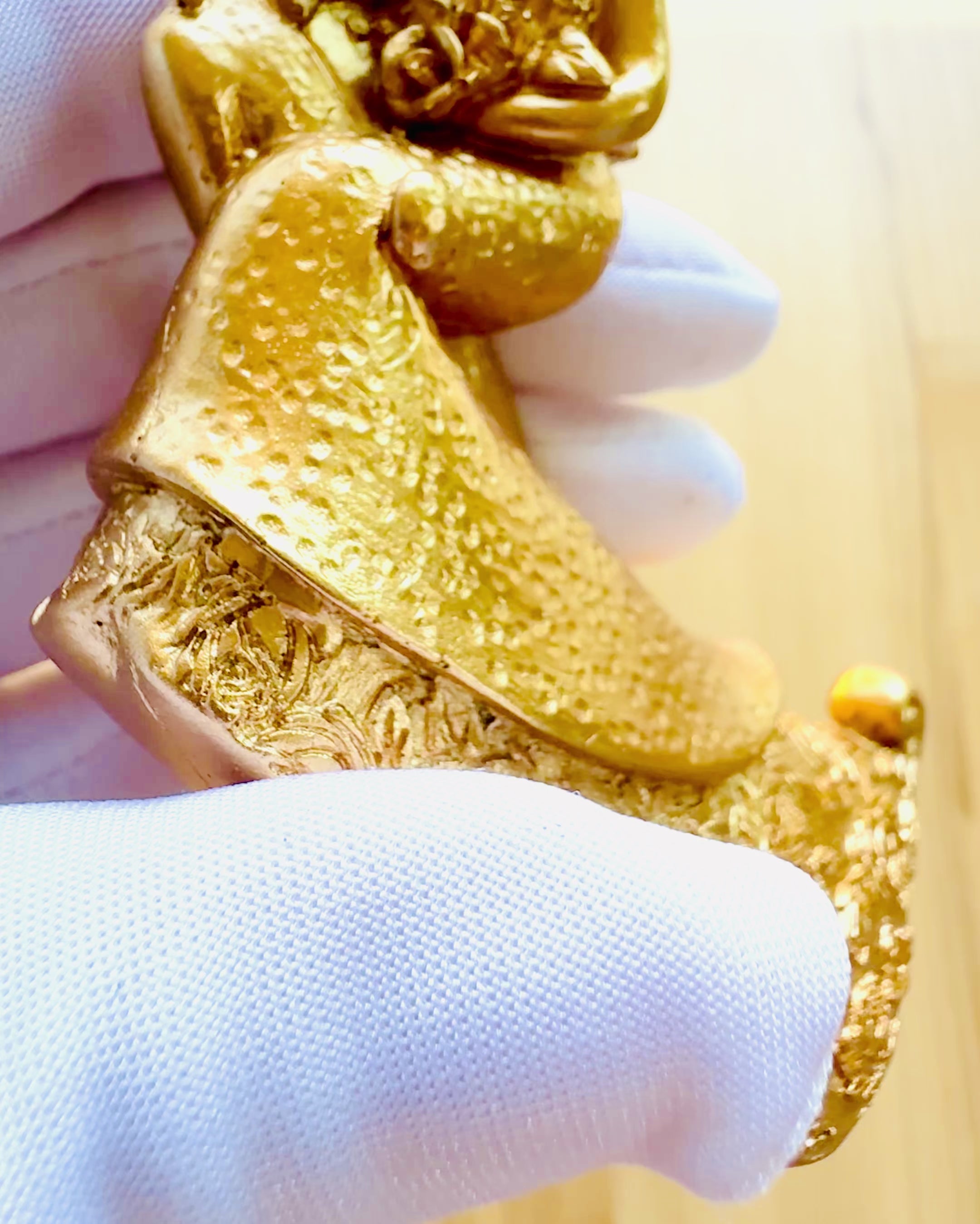 Figurină "Iubire Eternă" culoare aurie - 11 cm, Figurină Decorativă Mică cu Opțiune de Gravare