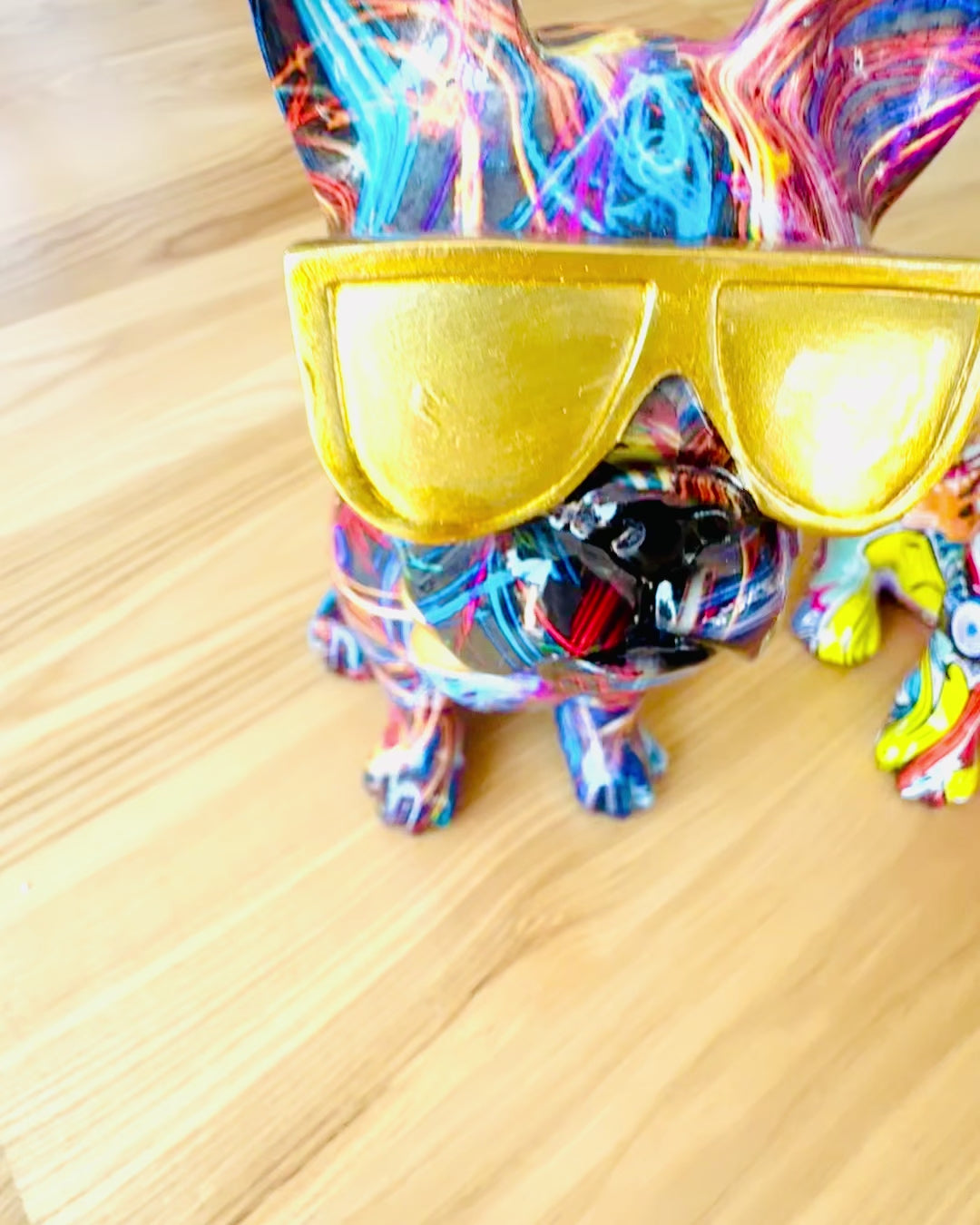 Bulldog Colorat cu Ochelari - Decorațiune Interioară Unică, figurină decorativă pentru cadou, personalizare cu gravură
