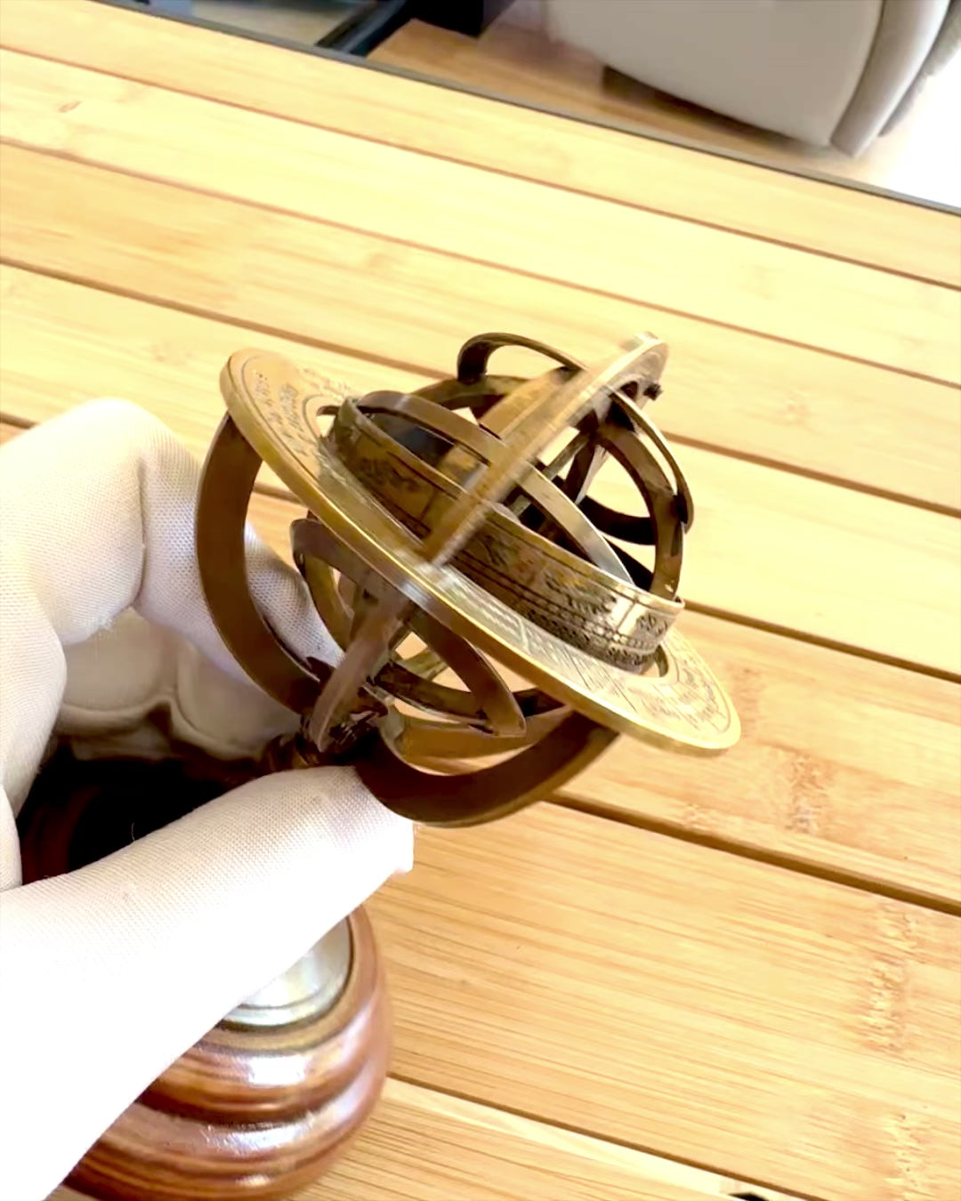 Armilă din alamă „AstroGlobe” de 13 cm înălțime, realizată manual cu opțiune de gravare, decorațiune pentru birou