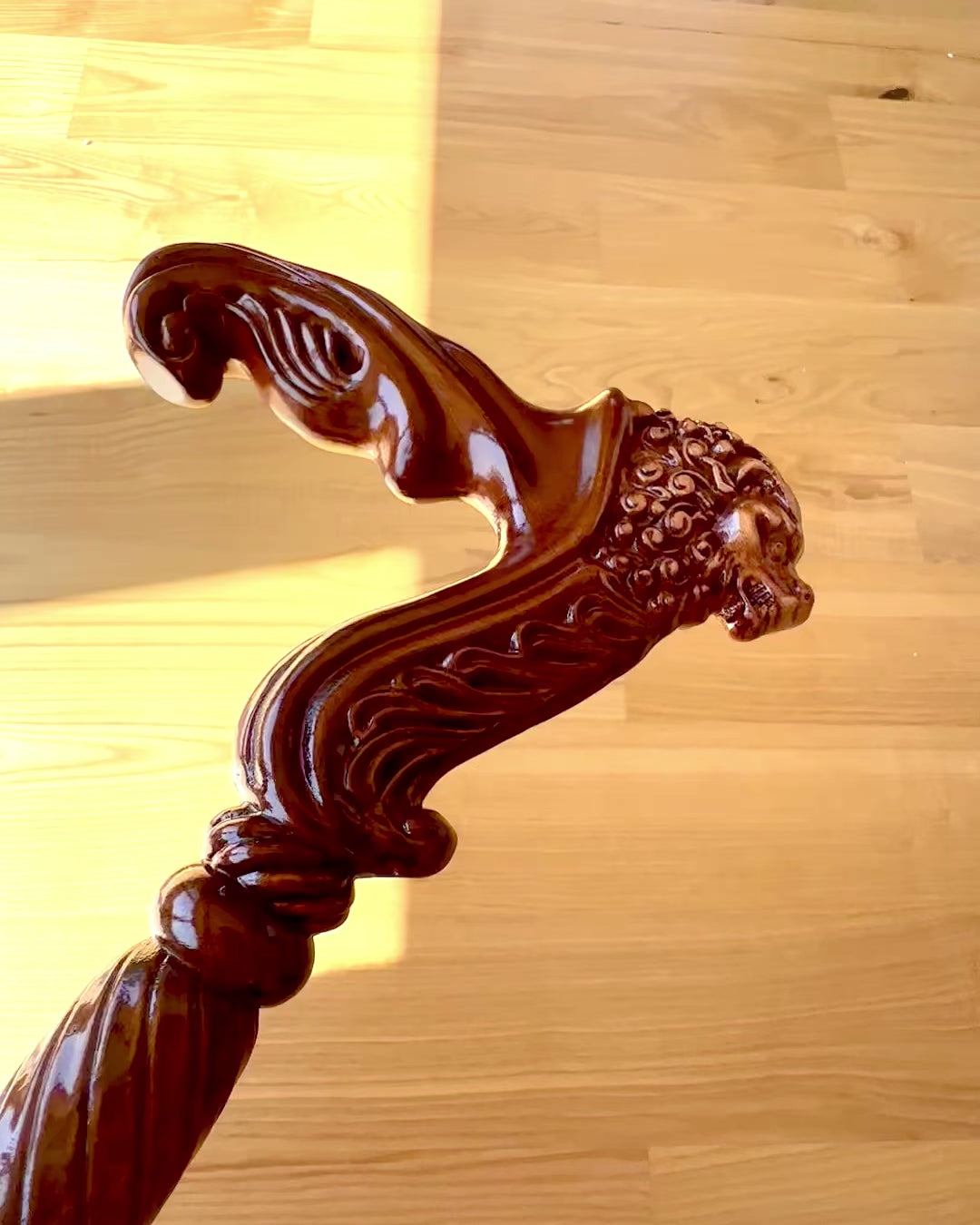 Baston de plimbare 'Laska "Regele Junglei", din lemn, posibilitate de personalizare cu gravură