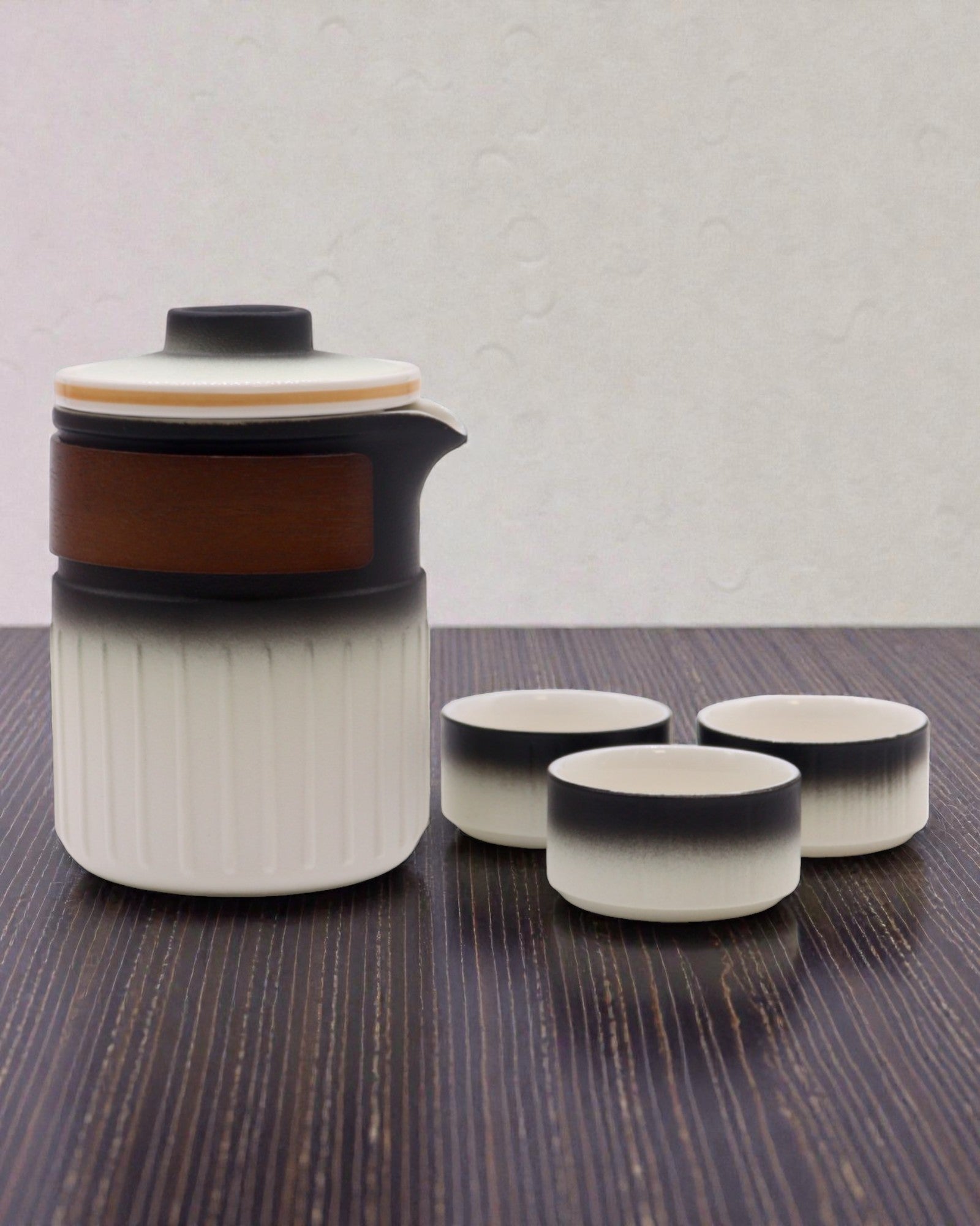 Călătoria a trei prieteni – Set turistic ceramic cu ceainic și 3 cești