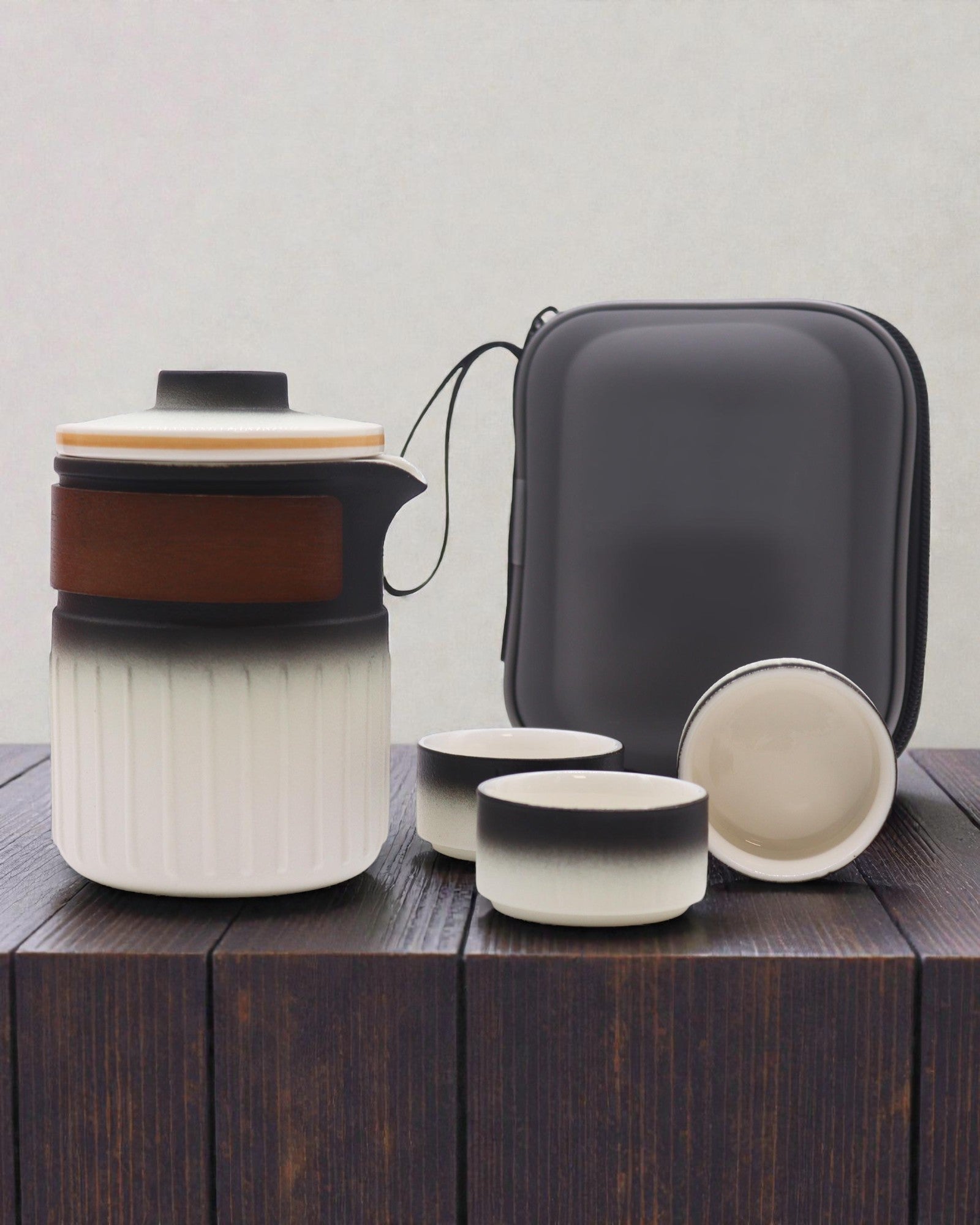 Podróż Trzech Przyjaciół – Turystyczny Zestaw Ceramiczny z Czajnikiem i 3 Kubeczkami