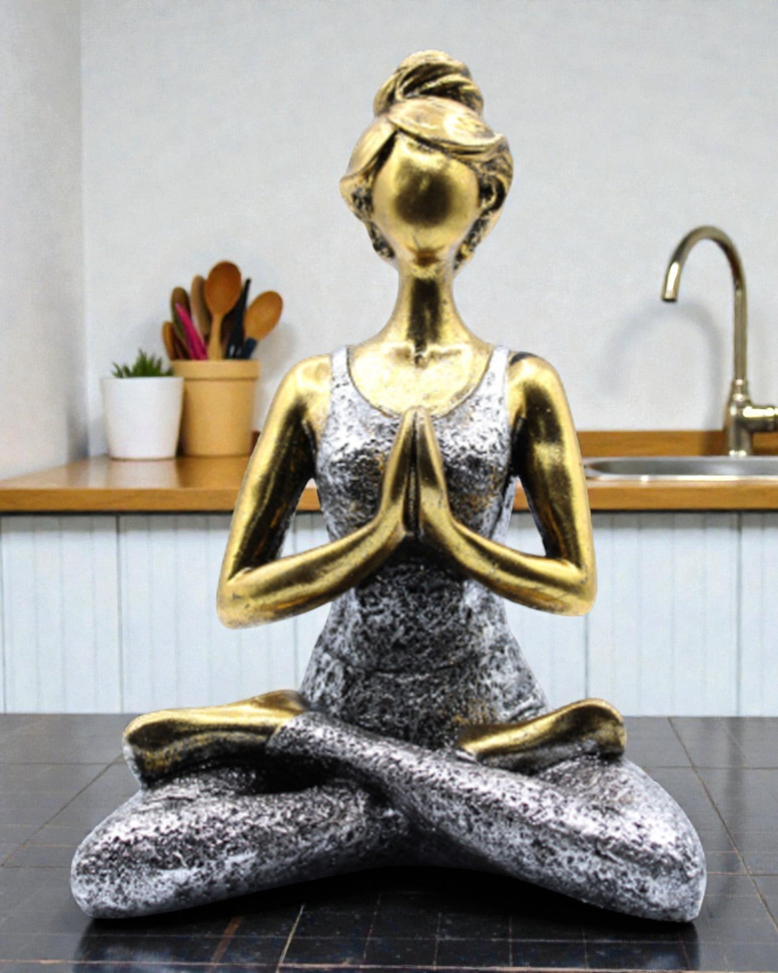 Figurină de femeie 24 cm – Yoga Clasic auriu-argintiu