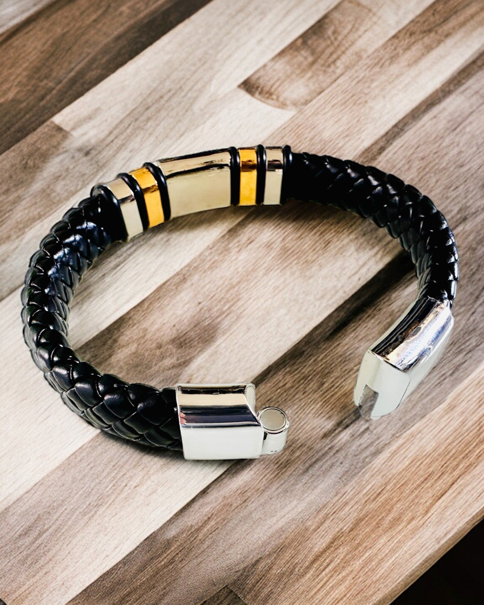 Brățară la Modă Hip Hop pentru Bărbați cu Gravură Personalizată și Închidere Magnetică – Alege Stilul cu Accente Argintii sau Aurii, 22cm Piele PU