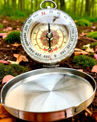 Busolă din Alamă Rezistentă la Apă cu Efect de Strălucire - Esențial pentru Drumeții și Camping, personalizare cu gravură