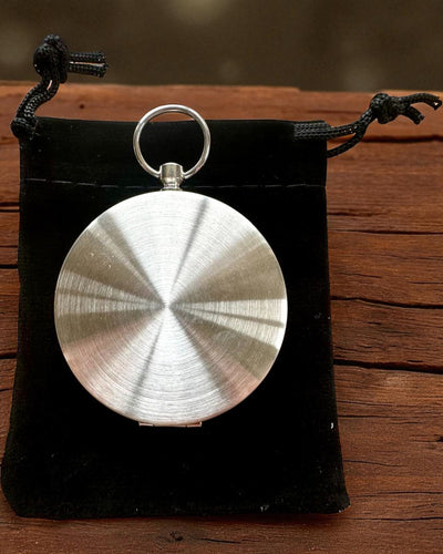 Busolă din Alamă Rezistentă la Apă cu Efect de Strălucire - Esențial pentru Drumeții și Camping, personalizare cu gravură